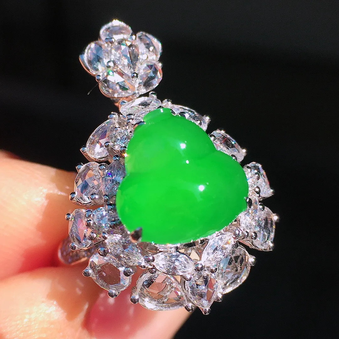 阳绿葫芦戒指/吊坠两用款，色泽均匀艳丽，玉质细腻，荧光感超
强，饱满圆润，尽显优雅气质，18k
金豪