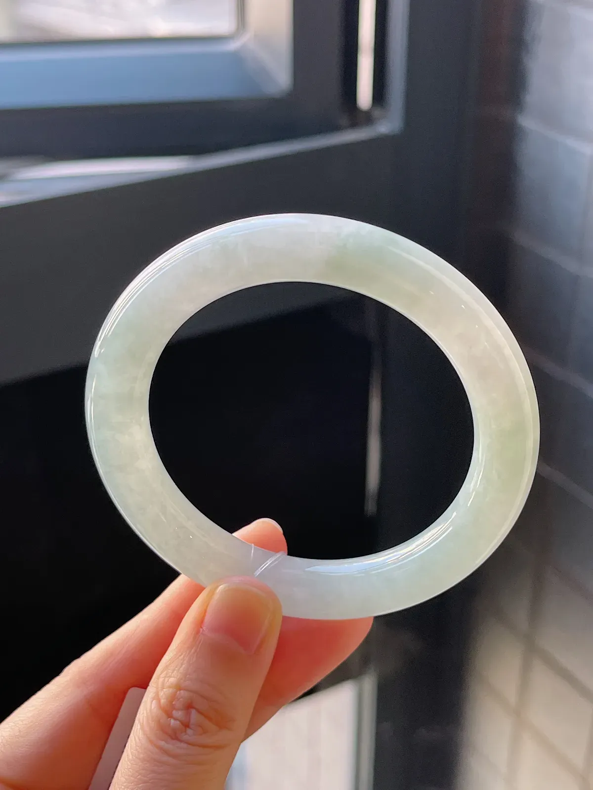 圆镯55.5圈口，翡翠冰糯种淡绿色手镯