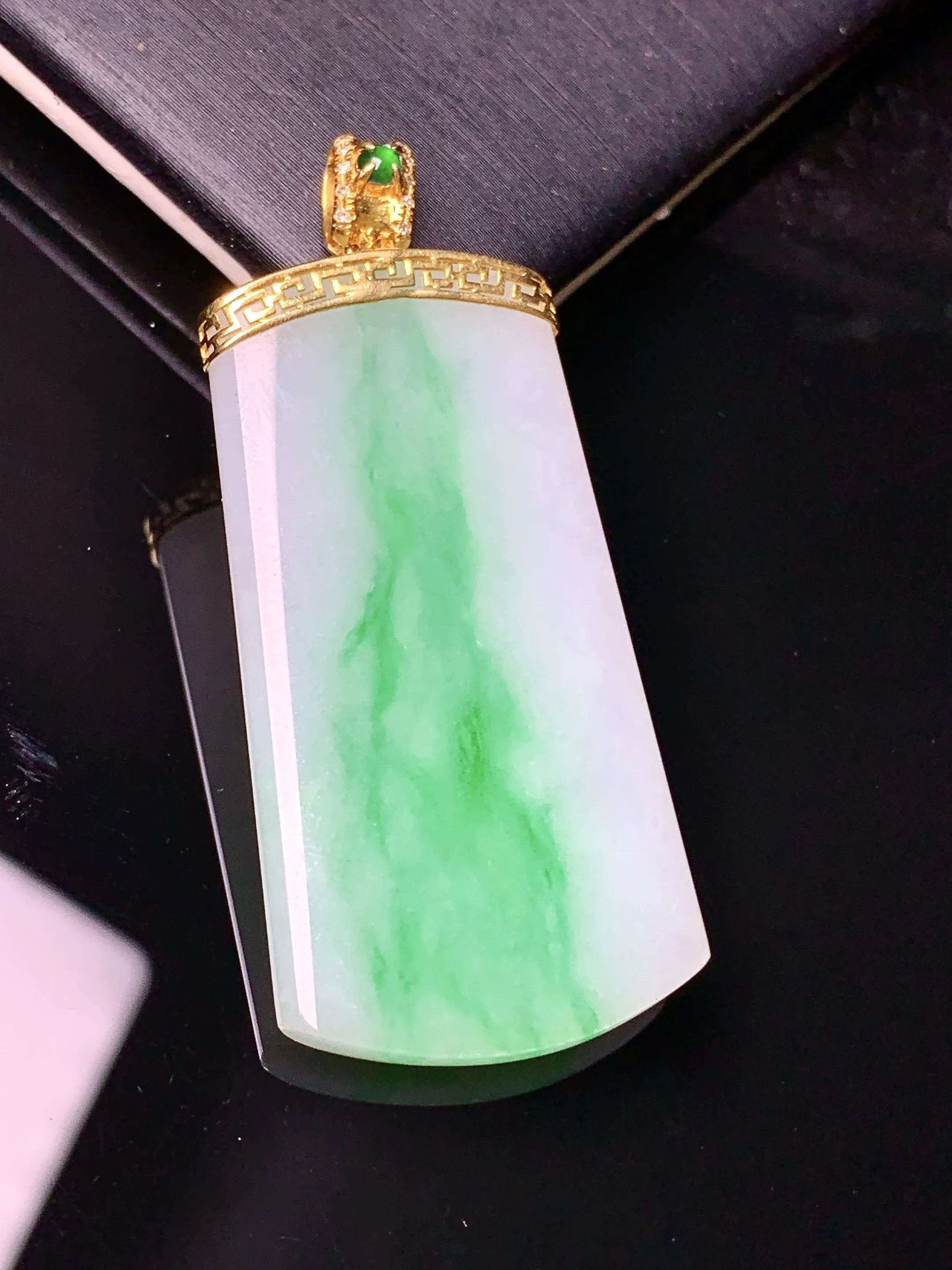 18k金镶嵌飘绿无事牌吊坠 玉质细腻 色泽艳丽清新 整体尺寸47.3*21.3*4.2