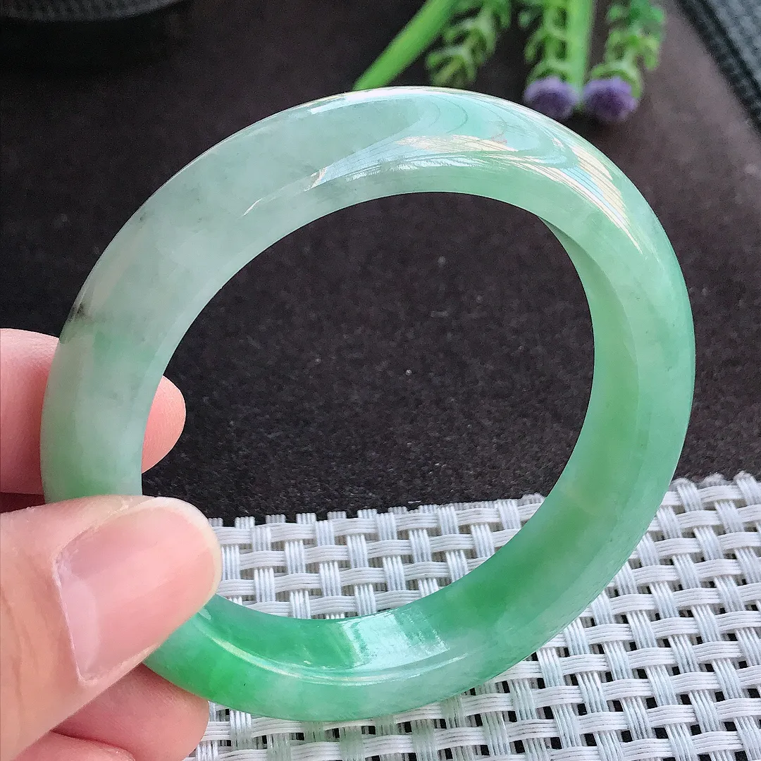 实拍A货翡翠54.5/12.4/8.8老坑精美冰润满绿手镯宽边玉镯手环