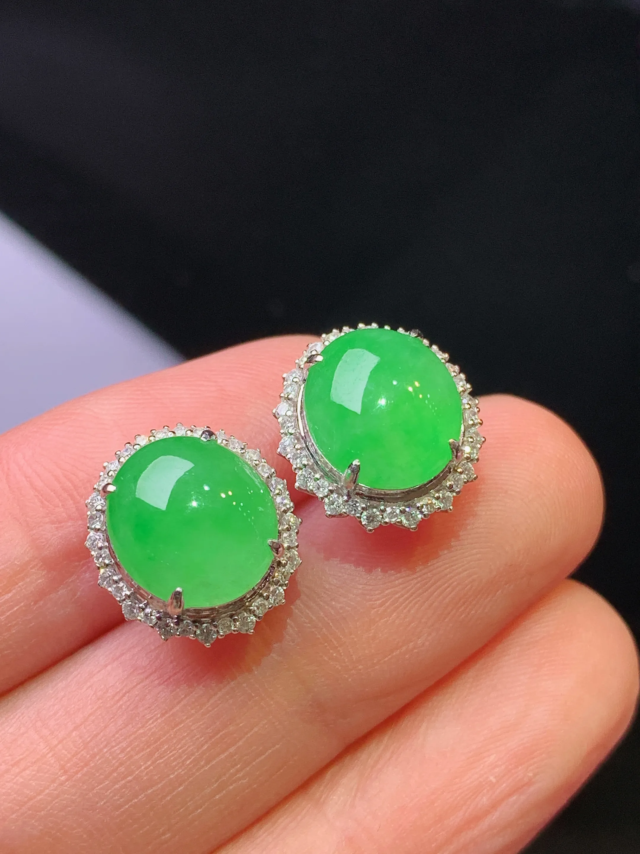 18k金钻镶嵌翠绿蛋面耳钉 玉质细腻 色泽艳丽清新 整体尺寸13.2*12*7.8