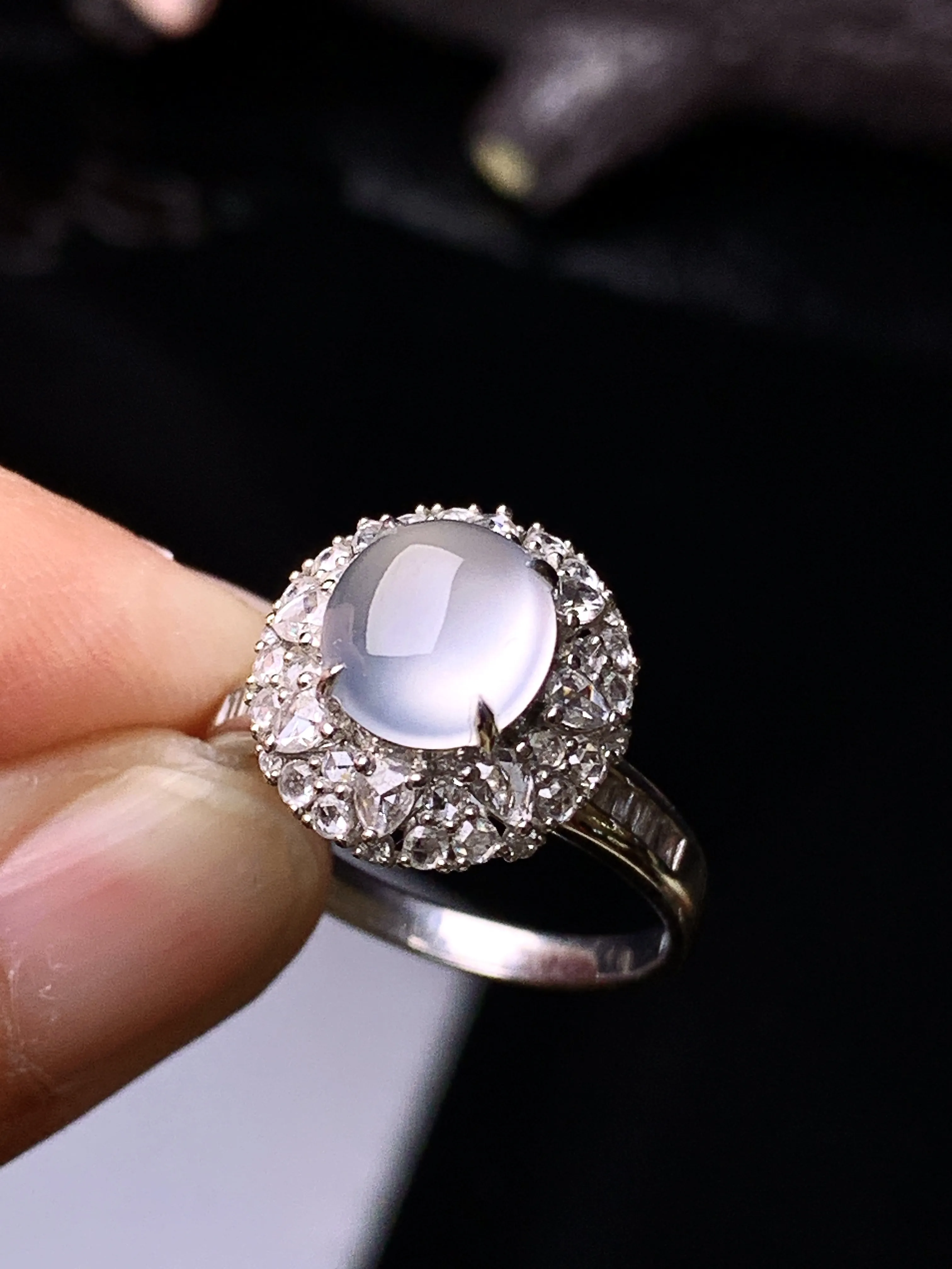 18k金钻镶嵌冰种蛋面戒指 玉质细腻 色泽艳丽清新 圈口14 整体尺寸13.5*13*11