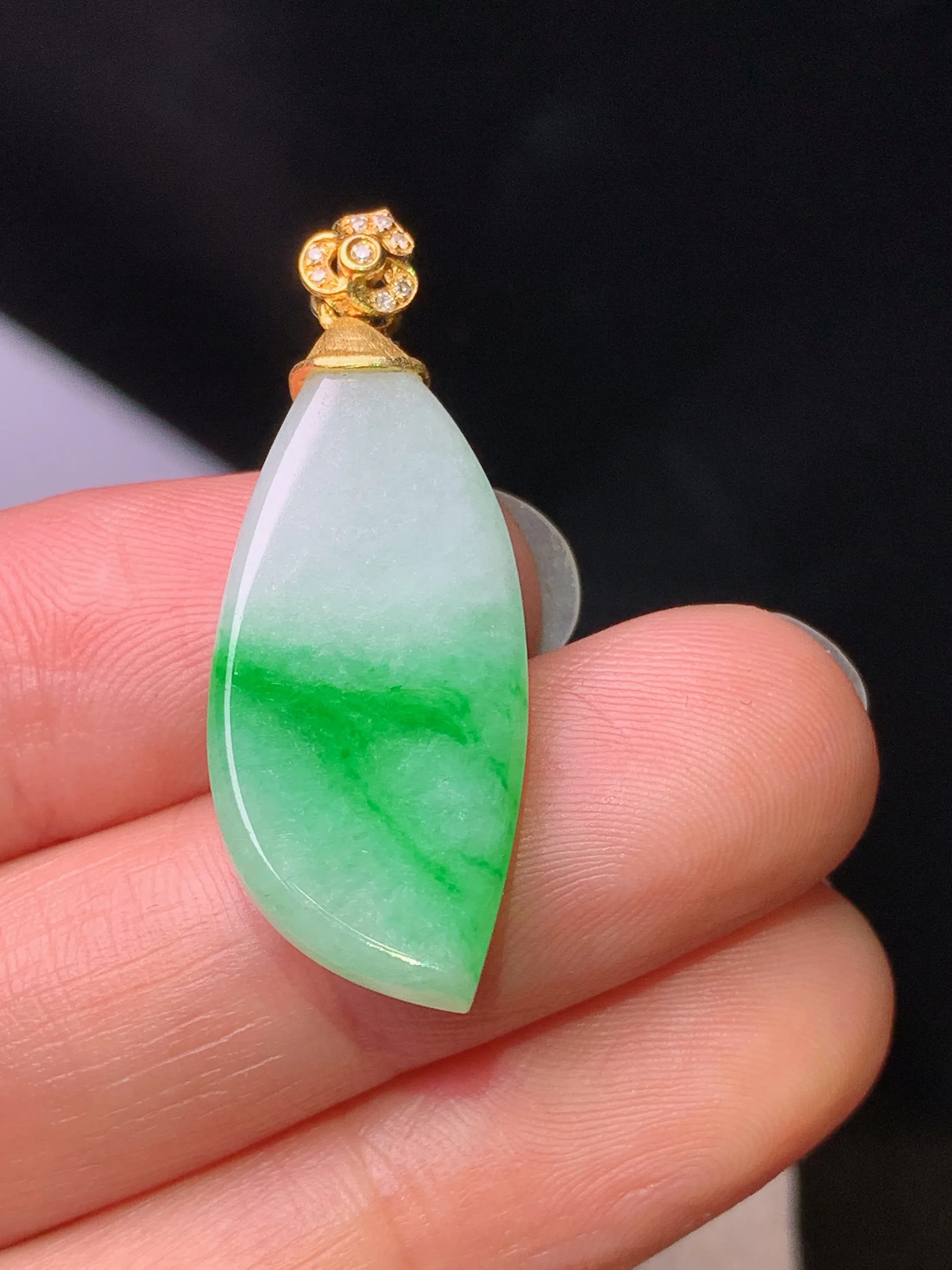 18k金钻镶嵌飘绿随形吊坠 玉质细腻 色泽艳丽清新 整体尺寸34.6*12.6*4