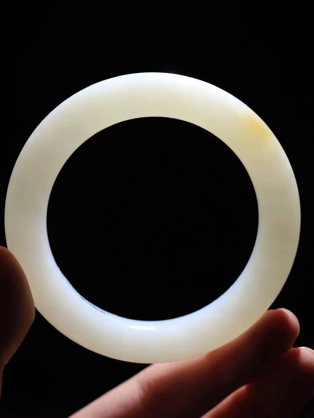 【暖玉生香·手镯】

精品和田玉糖白玉手镯，质地油润细腻，色泽高贵典雅，镯型古朴典雅。在诗情画意的雨巷相遇，你是我腕间的一抹风情，有你眸有深情，清风荡漾湖间静水，我愿俯身低眉，在烟波涟漪处，寻你深情倩影。内径57mm尺寸12.4-11.4mm重74.3克  6915858A