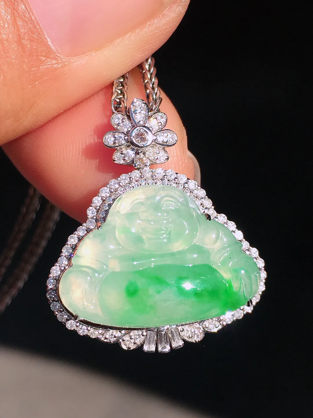 飘绿佛公吊坠，色泽艳丽，玉质细腻，荧光感超
强，饱满圆润，尽显优雅气质，18k
金豪华镶嵌