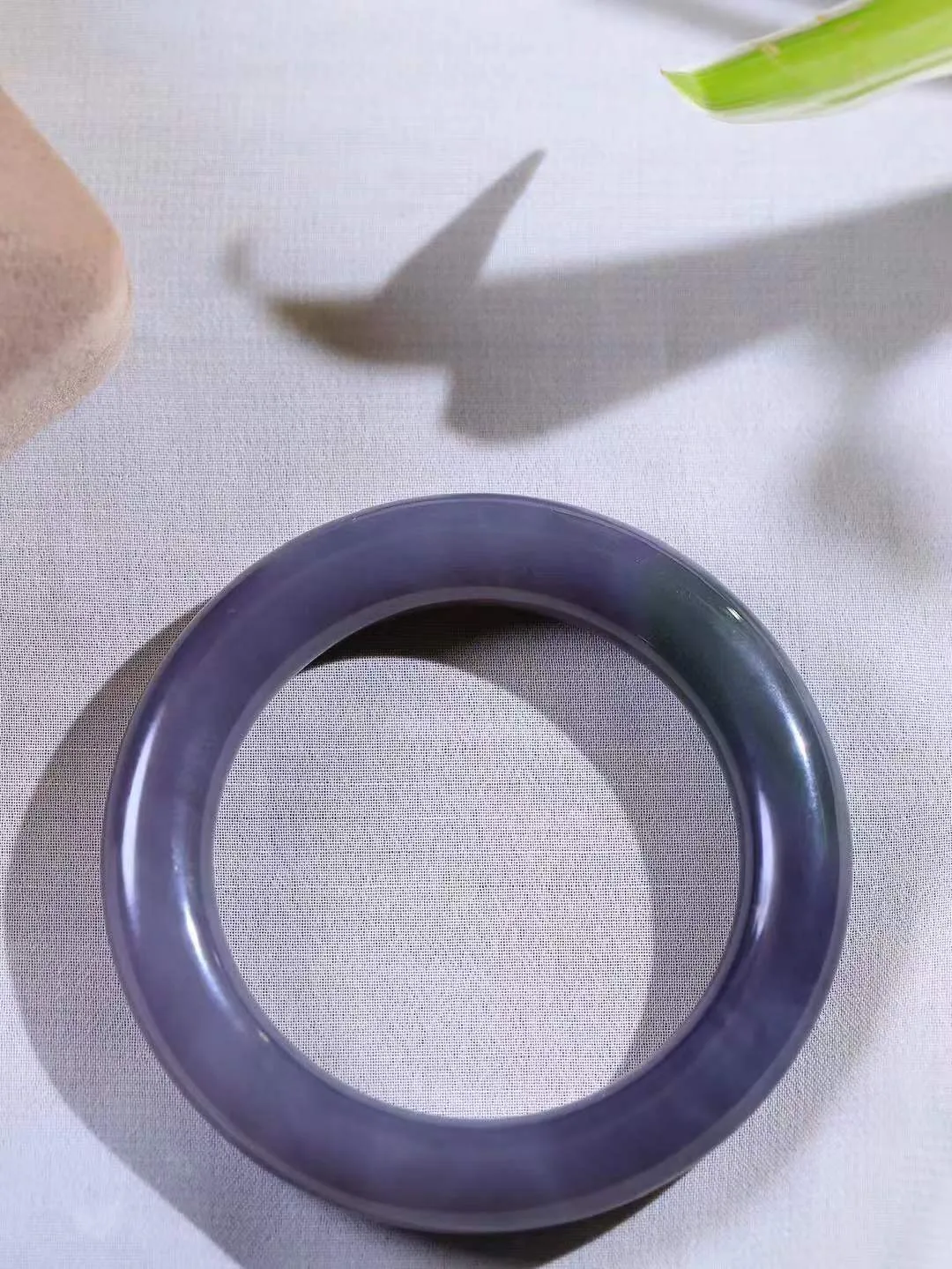 （一见倾心.手镯）

精品和田玉烟紫双色圆条手镯，玉质温润细腻 油性十足 手感舒适，高华雅逸，线条流畅，简约大气，美自天成，素雅高贵。佩戴于腕间，婉约之美，举手投足间透出那低调奢华。重67.8克  尺寸54-11.8-11.8mm  5610836A