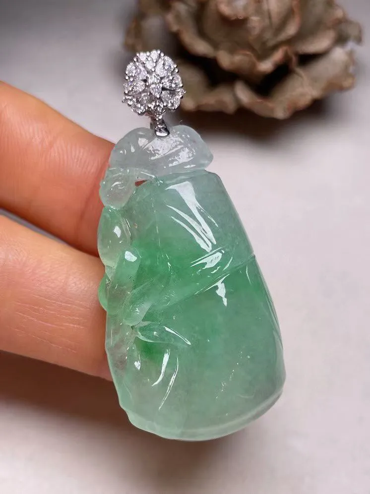冰糯种飘绿节节高吊坠、真金真钻镶嵌，种水好，玉质细腻 .裸石尺寸 39.0*31.5