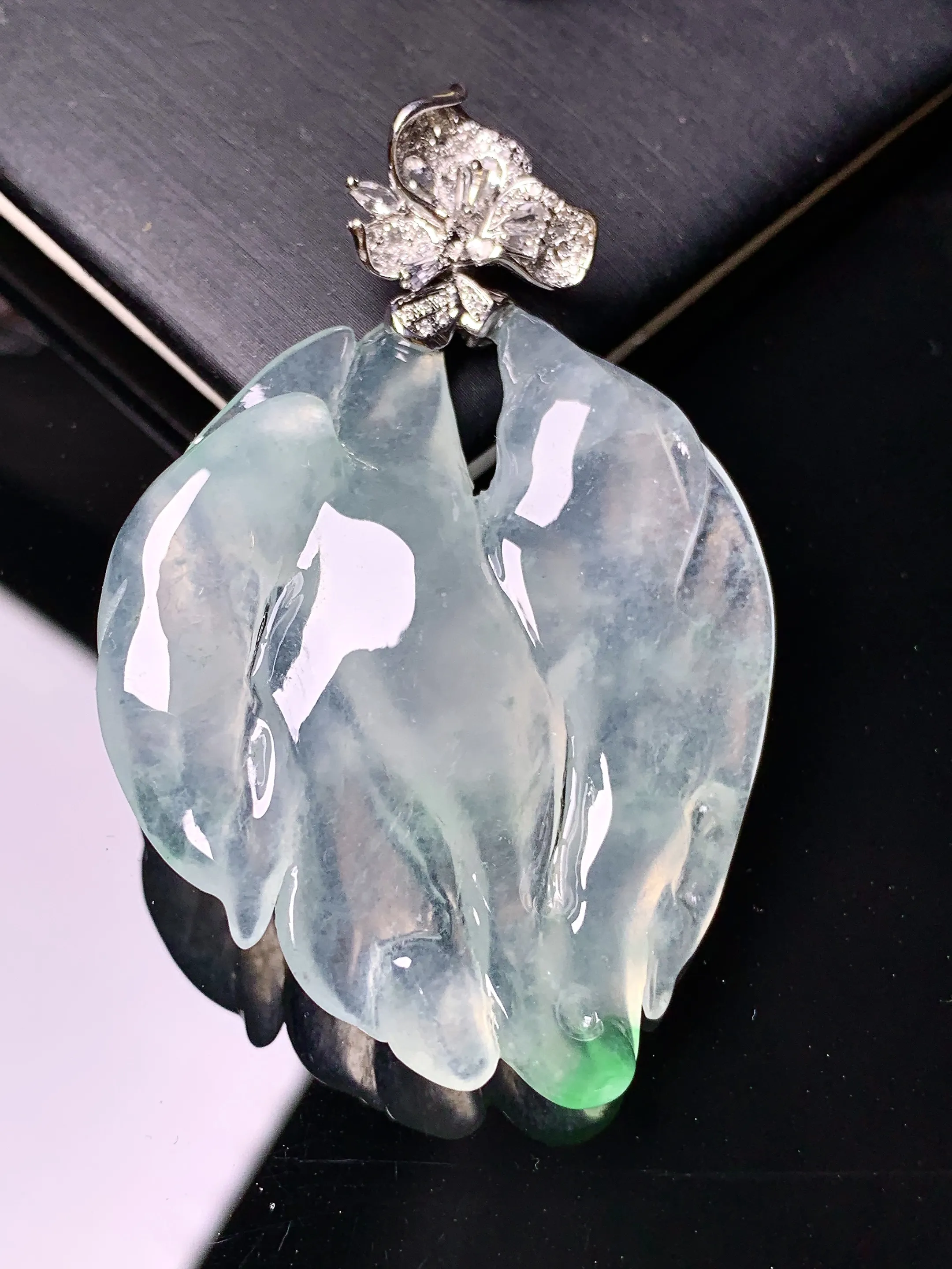 18k金钻镶嵌冰种翅膀吊坠 玉质细腻 色泽艳丽清新 整体尺寸57.5*37*8