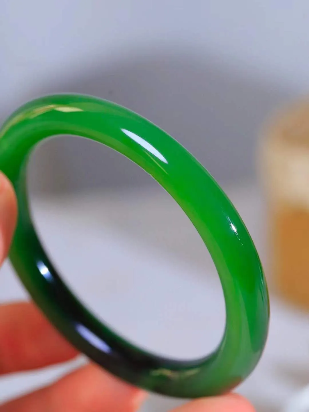 （一见倾心.手镯）

精品和田玉碧玉带皮圆条手镯，玉质温润细腻 油性十足 手感舒适，高华雅逸，线条流畅，简约大气，美自天成，素雅高贵。佩戴于腕间，婉约之美，举手投足间透出那低调奢华。重37.2克  尺寸55.5-8.6-9mm  5610836A
