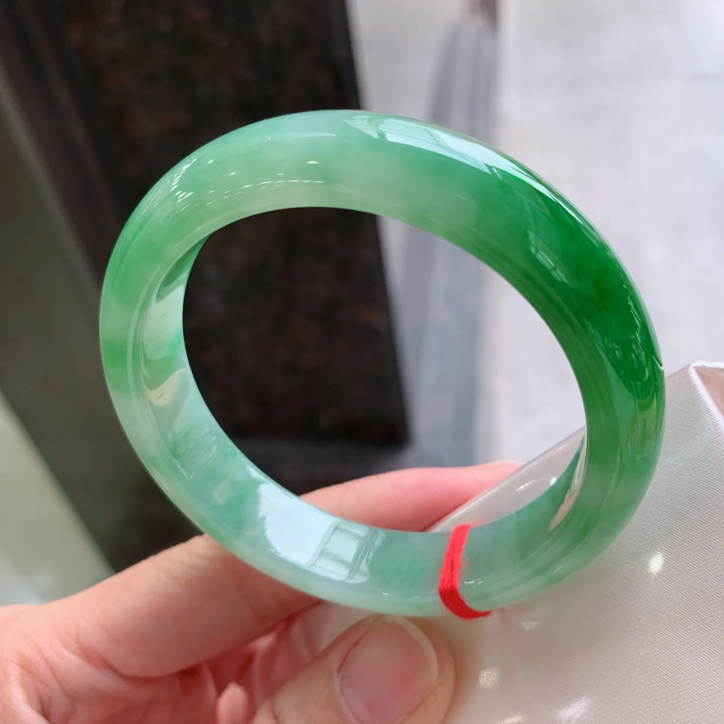 正圈飘绿 无瑕 尺寸：57/12.9/8.4  色辣