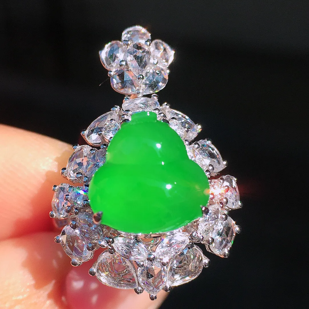 阳绿葫芦戒指/吊坠两用款，色泽均匀艳丽，玉质细腻，荧光感超
强，饱满圆润，尽显优雅气质，18k
金豪华镶嵌