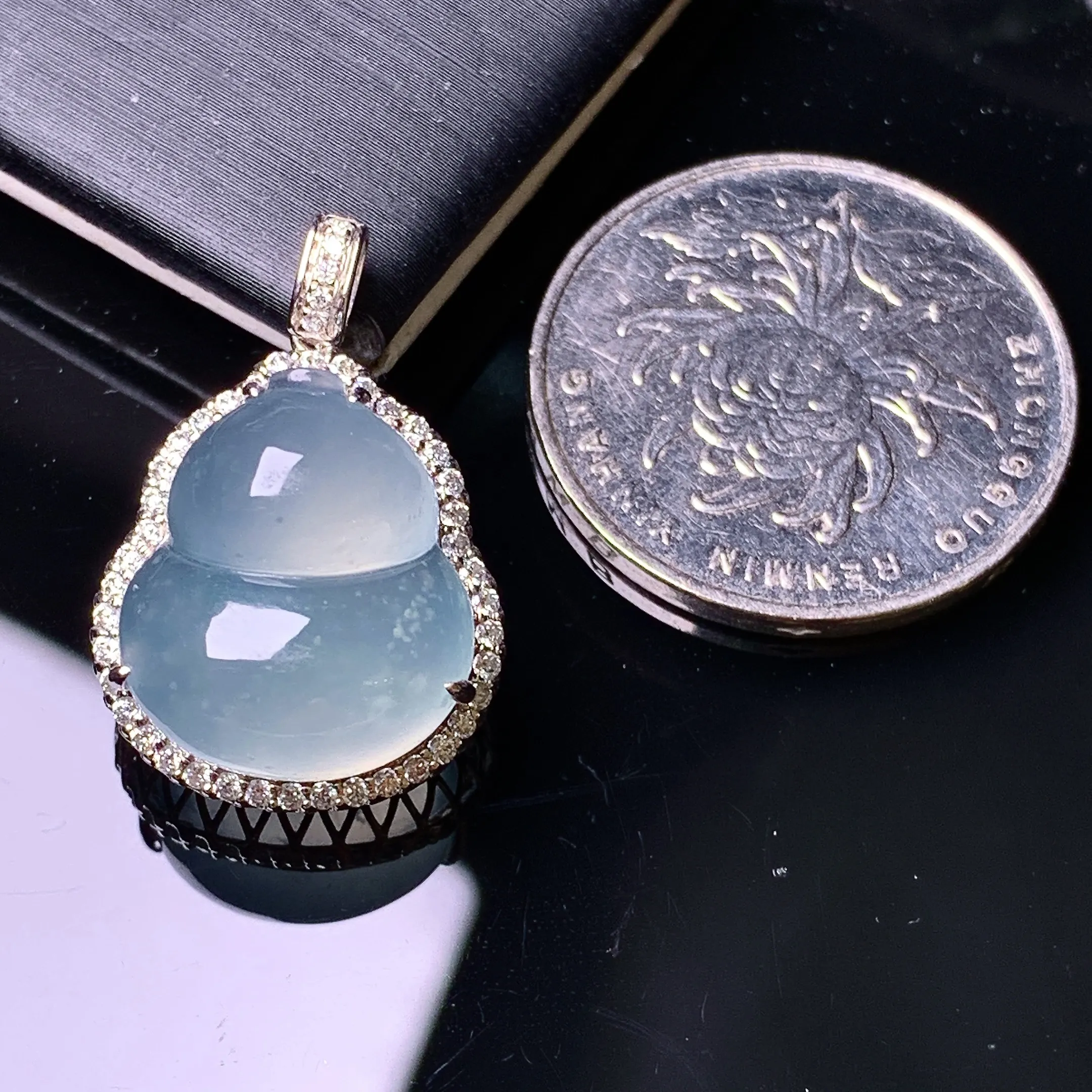 18k金钻镶嵌冰种葫芦吊坠 玉质细腻 色泽艳丽清新 整体尺寸25*17*10.6