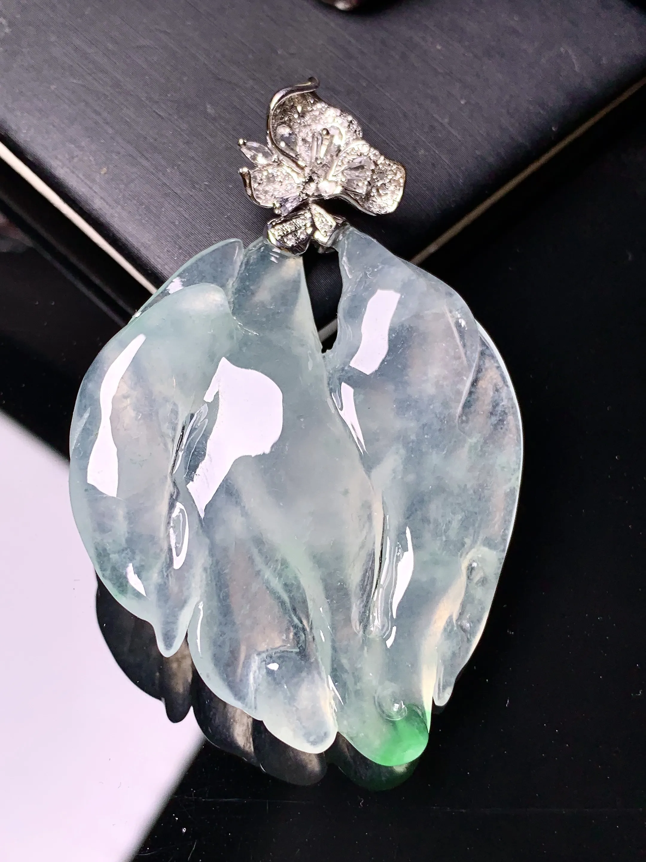 18k金钻镶嵌冰种翅膀吊坠 玉质细腻 色泽艳丽清新 整体尺寸57.5*37*8