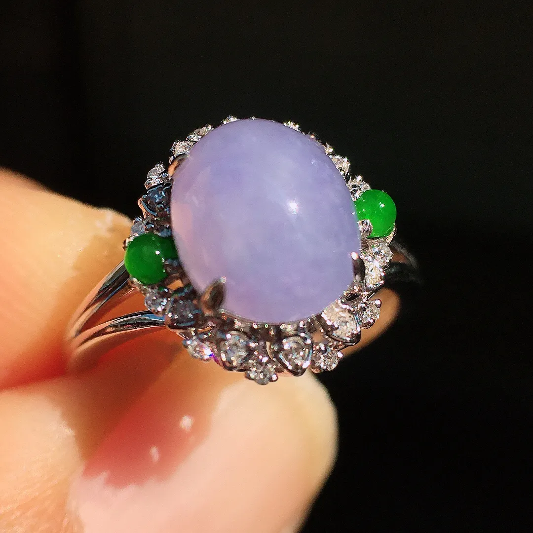 紫罗兰蛋面戒指，色泽均匀艳丽，玉质细腻，荧光感超
强，饱满圆润，尽显优雅气质，18k
金豪华镶嵌