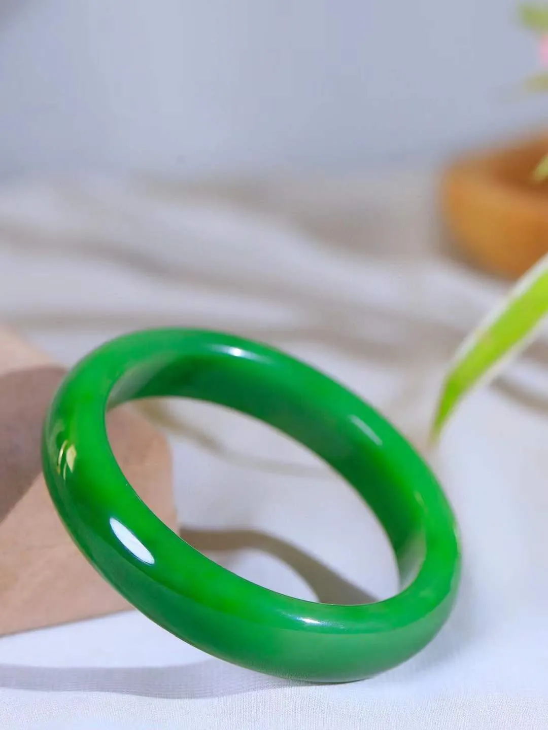 [温润如玉.手镯]

收藏级臻品和田玉碧玉手镯。玉质温润细腻 油性十足 手感舒适，高华雅逸，线条流畅，简约大气，美自天成，素雅高贵。佩戴于腕间，婉约之美，举手投足间透出那份低调奢华。重62.8克 内径58.5mm尺寸14-8.5mm 7817814A