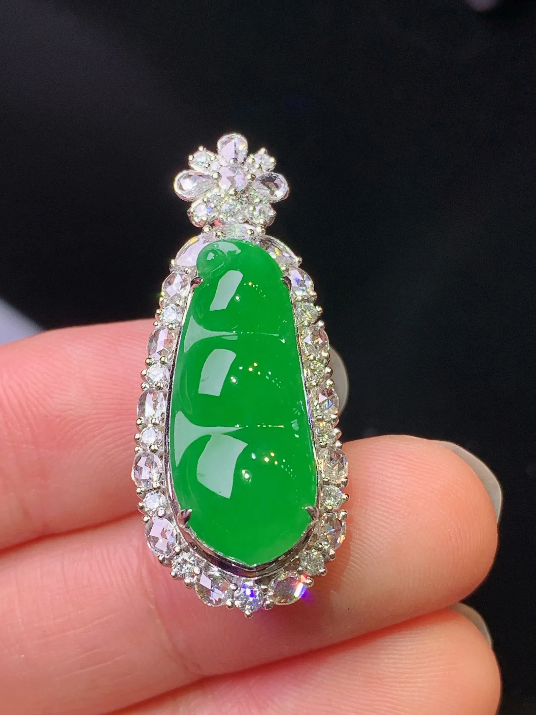 18k金钻镶嵌满绿四季豆吊坠 玉质细腻 色泽艳丽清新 整体尺寸35*14.3*11.8