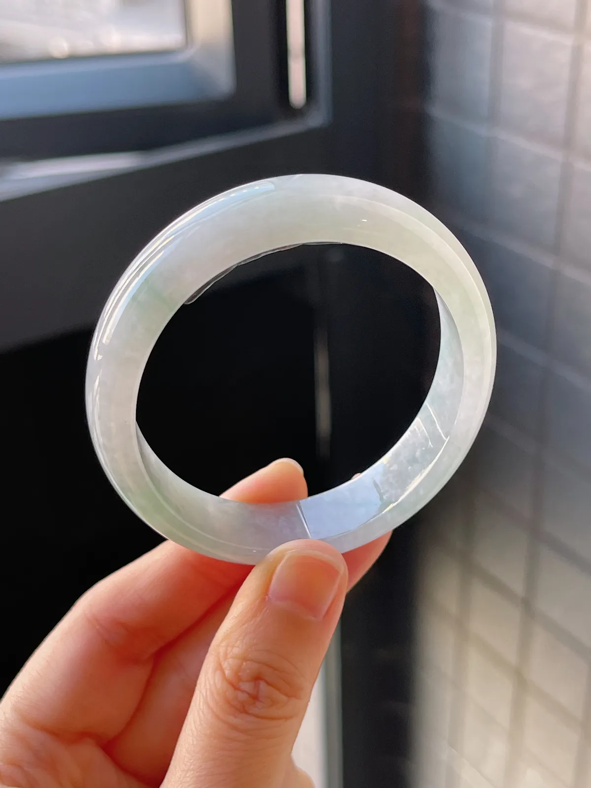 贵妃镯54.4圈口，翡翠冰糯种淡绿色手镯