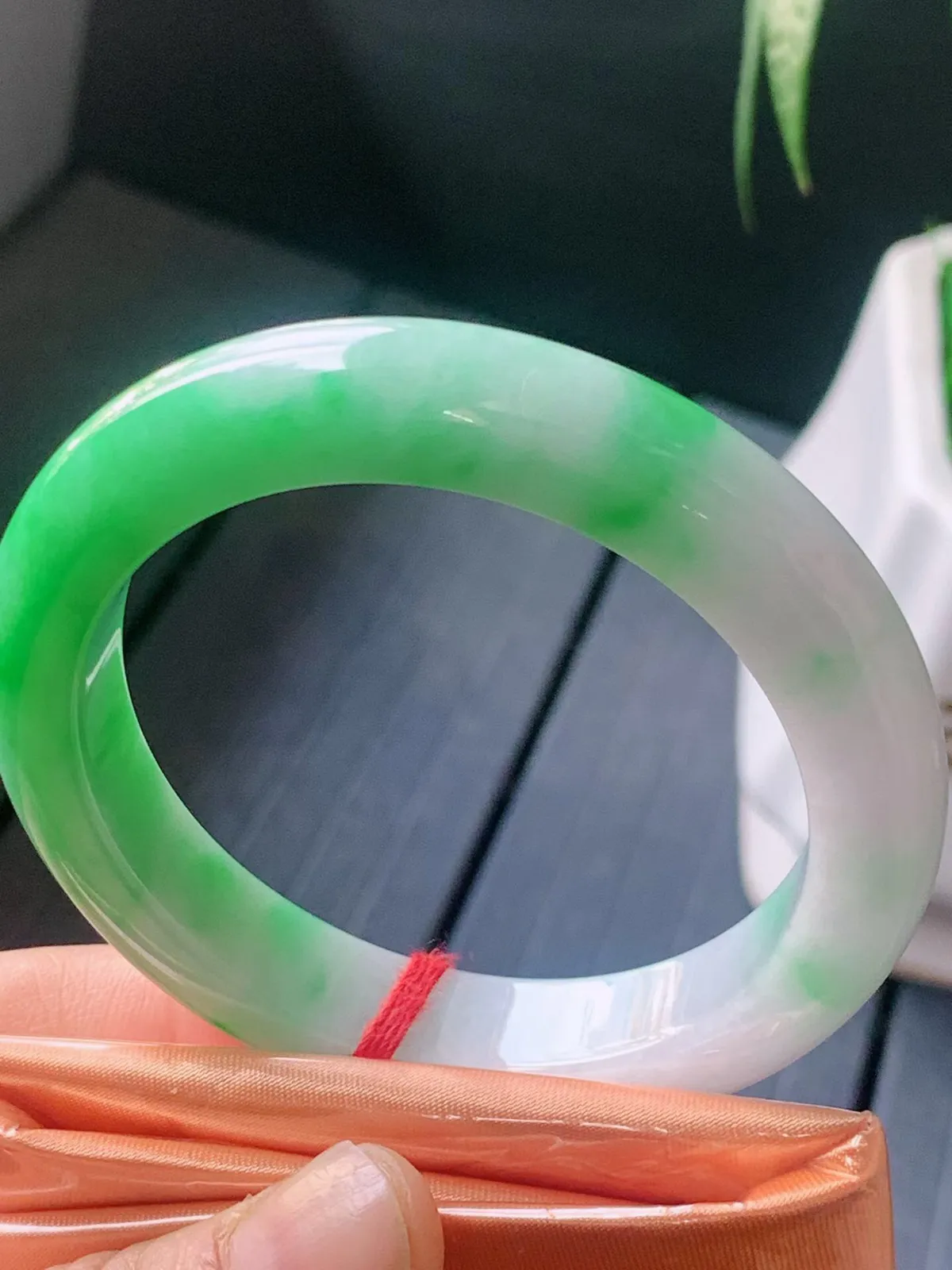 【翡翠名称】老种白底青阳绿53.6正圈口手镯
【翡翠尺寸】53.6/11.3/9.2mm适合52.6-55正圈口佩戴
【翡翠描述】宝贝种老水足，玉质细腻，色泽靓丽，性价比高，佩戴效果好！
【其它赠送】权威证书/精美挂绳盒子/支持全国复检