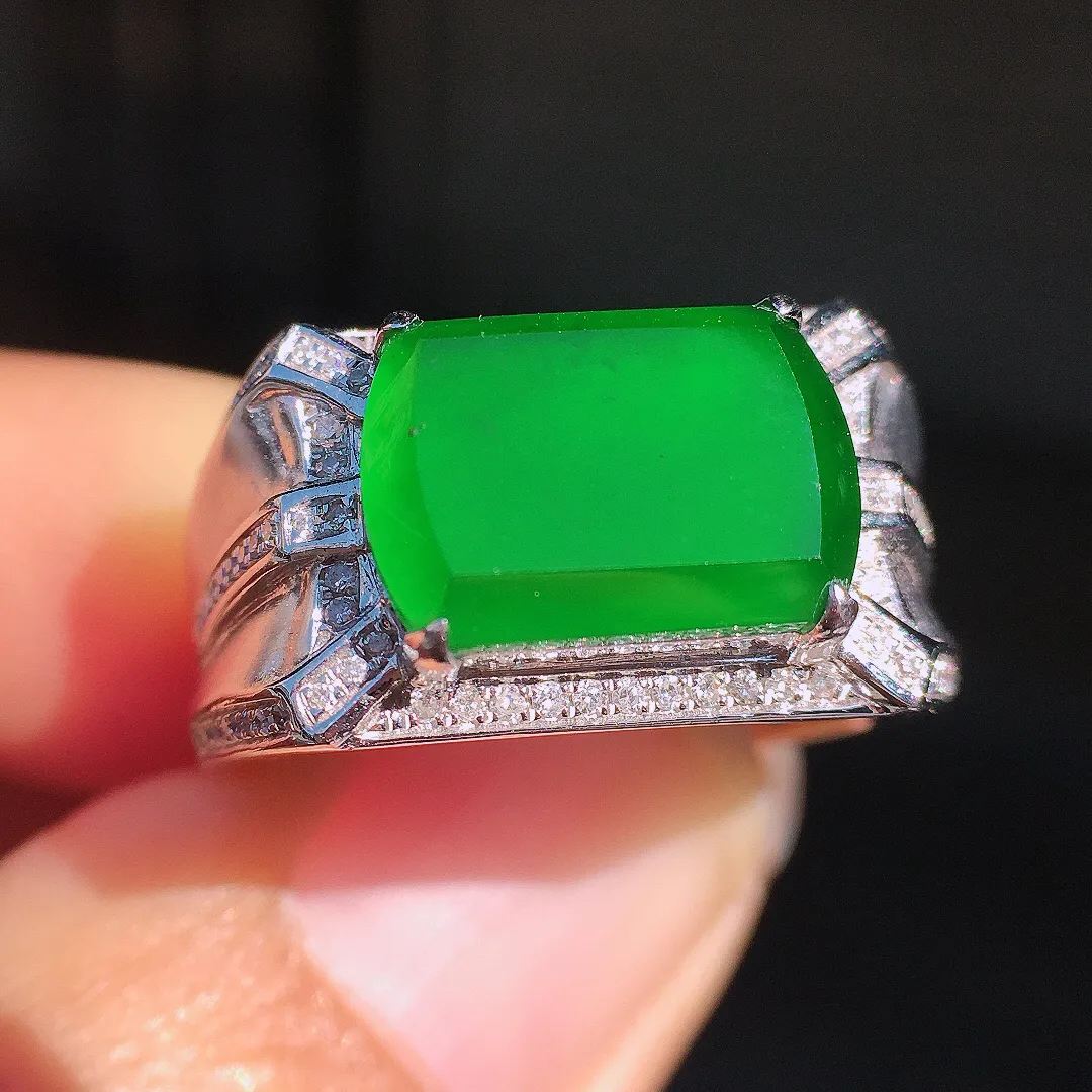 阳绿马鞍戒指，色泽均匀艳丽，玉质细腻，荧光感超
强，饱满圆润，尽显优雅气质，18k
金豪华镶嵌