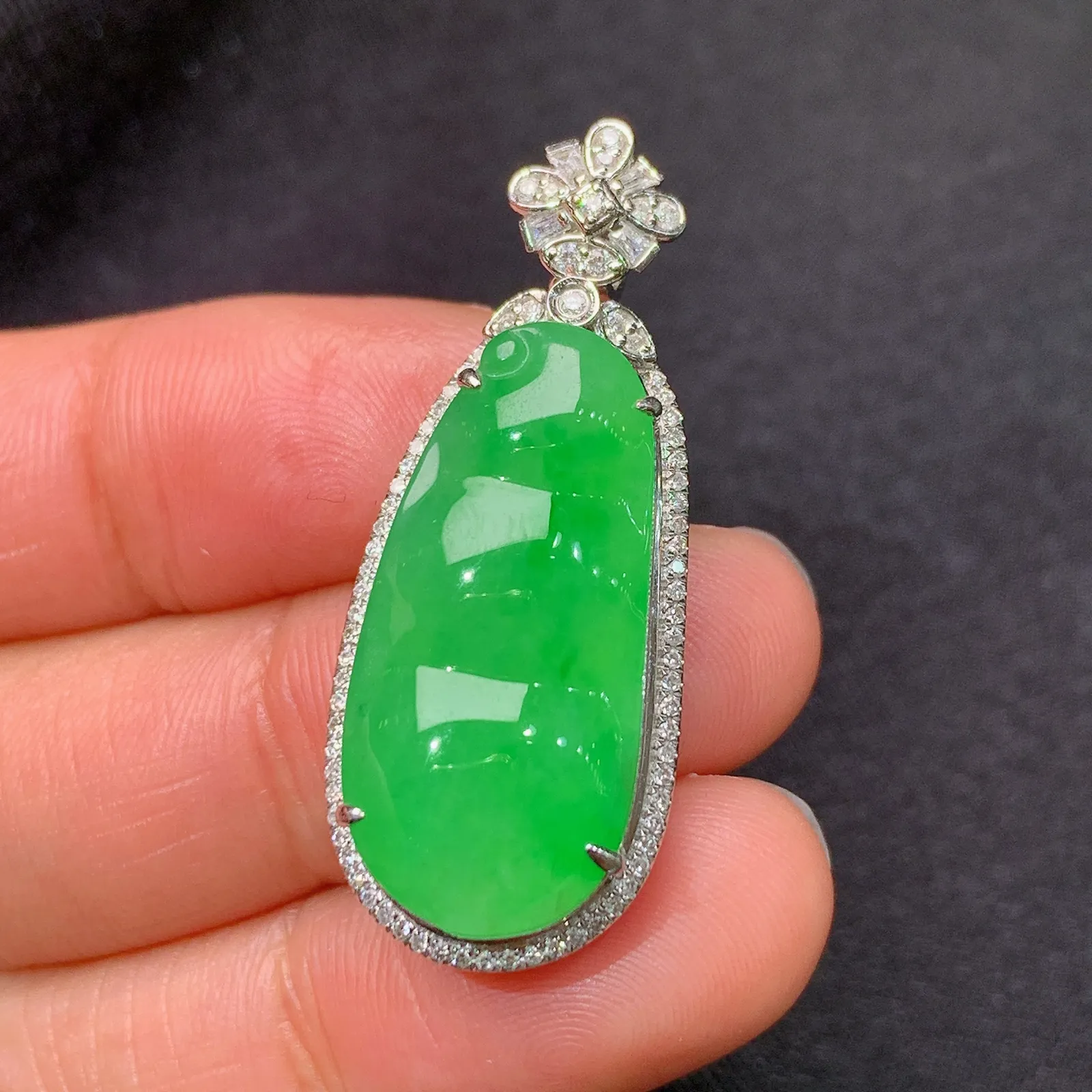 甜阳绿福豆吊坠，18k金镶嵌，色阳鲜阳，冰润细腻，种水足，Xj 尺寸35.4*14.4*8.4