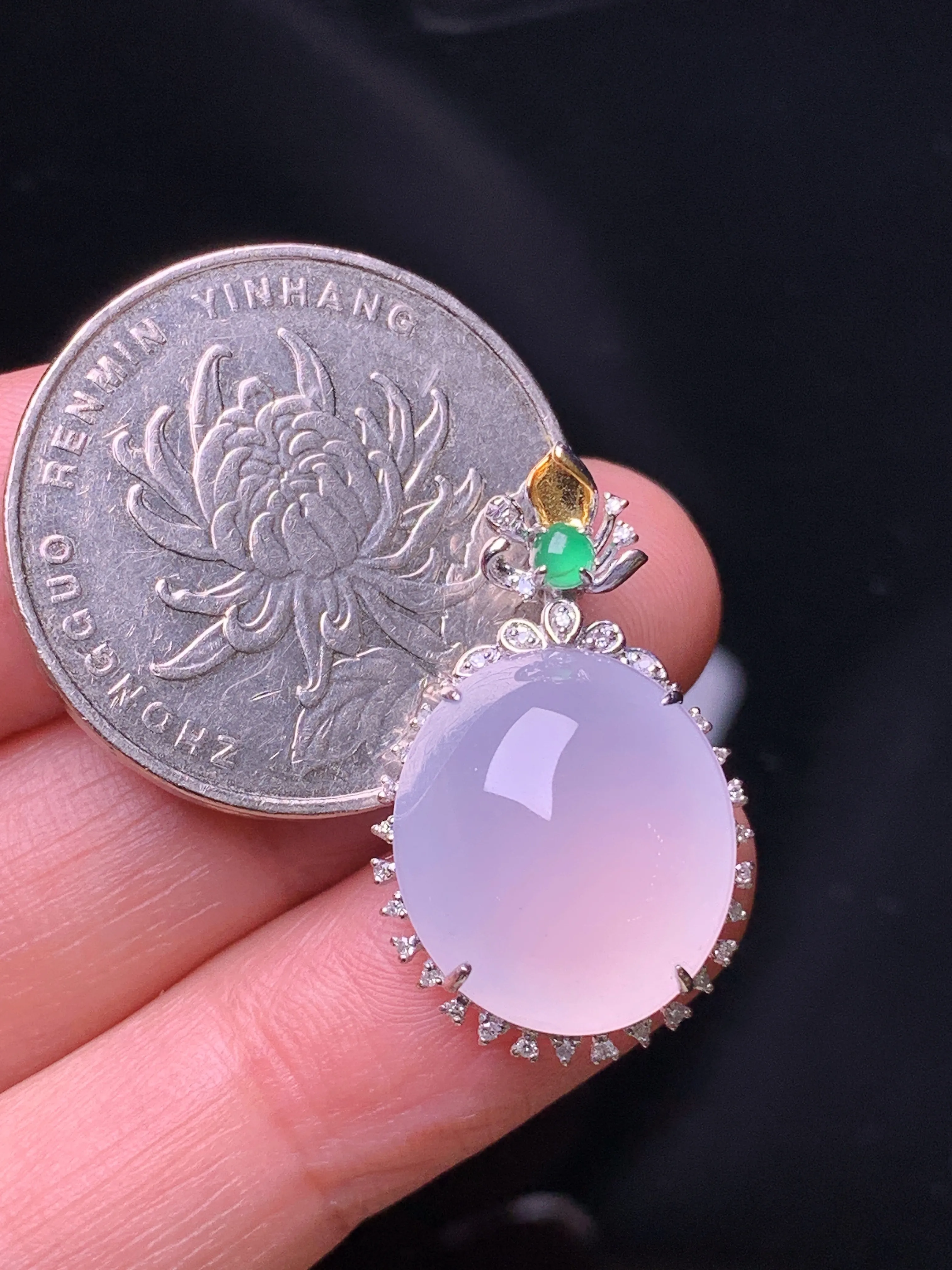 18k金钻镶嵌冰种蛋面吊坠 玉质细腻 色泽艳丽清新 整体尺寸25.7*16*8