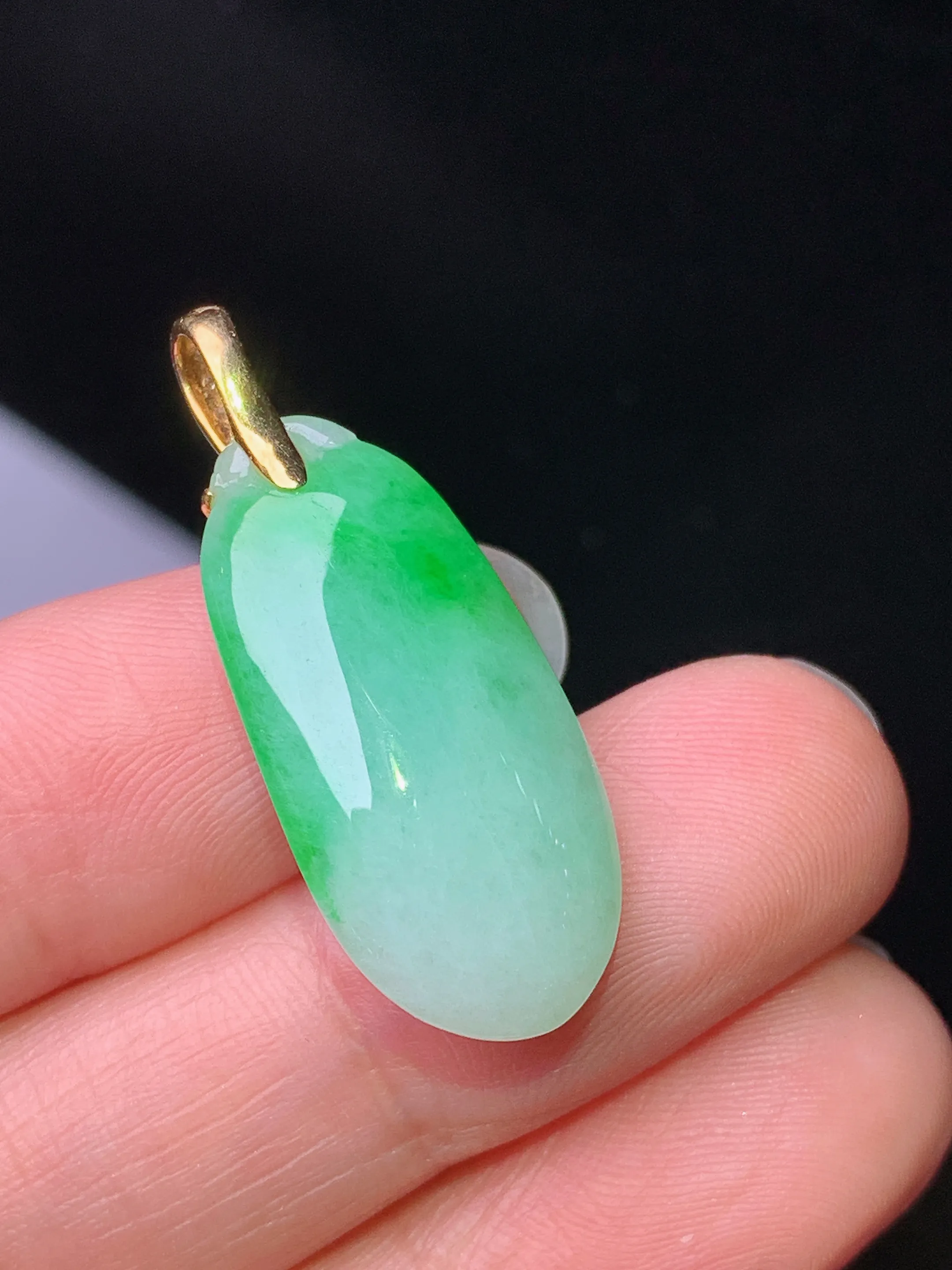 18k金钻镶嵌翠绿福瓜吊坠 玉质细腻 色泽艳丽清新 整体尺寸31.3*12.3*7