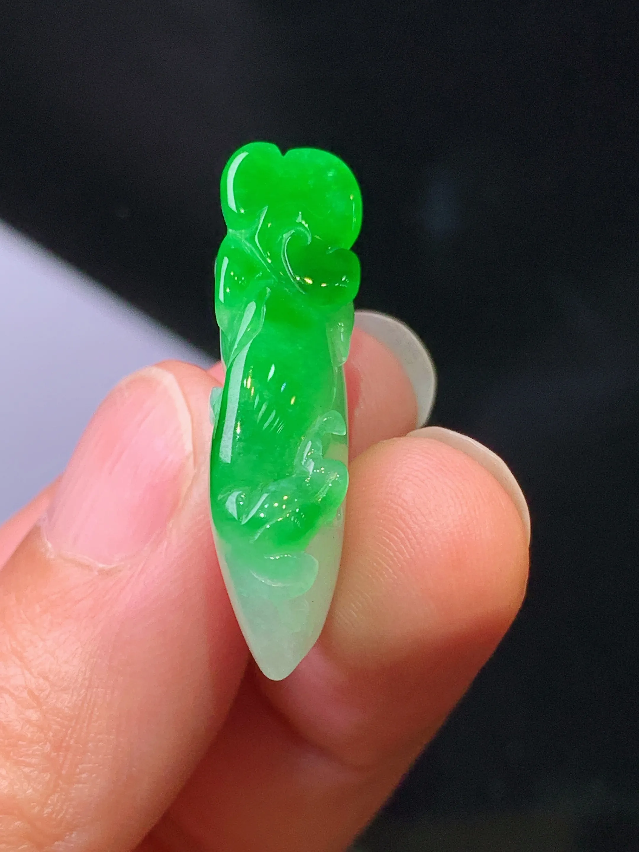 18k金镶嵌飘绿如意吊坠 玉质细腻 色泽艳丽清新 整体尺寸35.2*16.8*8.2