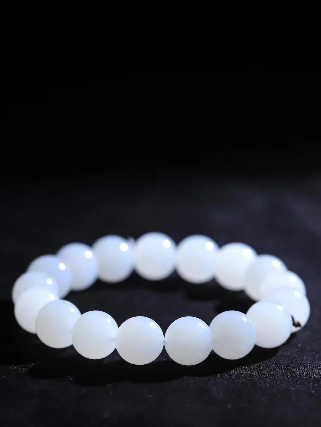 【珠圆玉润.手串】

精品️和田玉白玉珠圆玉润手串 玉质温润细腻  整串打磨圆润，佩戴舒适。珠珠落玉盘，间关莺语花底滑，一生美好时光，无论身在何处，都有它相伴相守。事事顺遂，幸福美满，吉祥如意。重44克 尺寸取一12mm  FDA-2210833