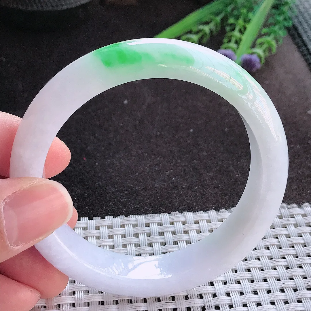 实拍A货翡翠57.5/13.3/8.8老坑精美飘阳绿白底青手镯宽边玉镯手环