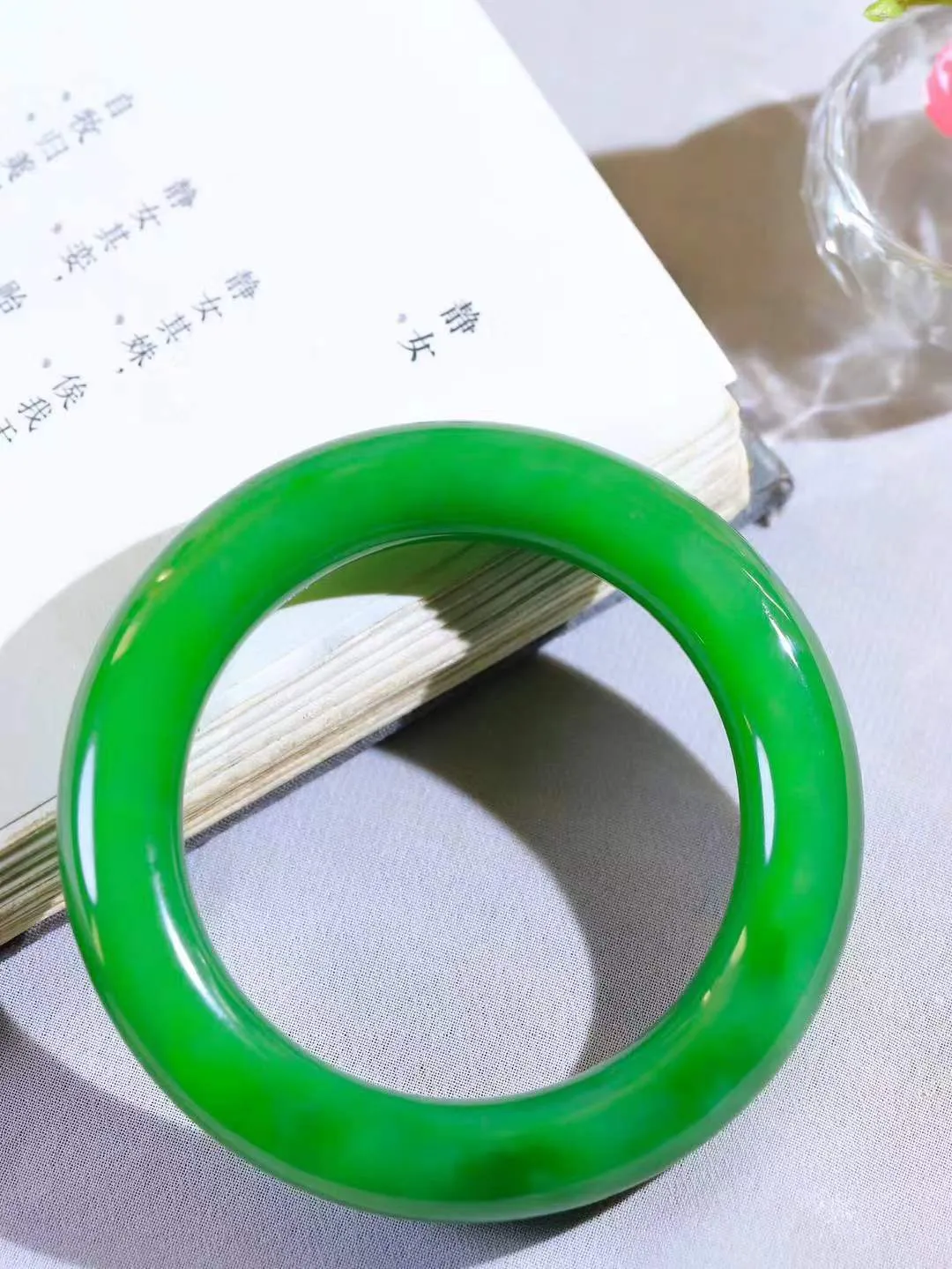 【柔情素语·手镯】

典藏级臻品️️和田玉碧玉圆条手镯，玉质细腻温润，手感舒适，️线条流畅，简约大气，美自天成，佩戴于腕间，婉约之美，举手投足间透出那份低调奢华，醉人心扉。重76.5克 内径圈口55.5mm  尺寸12.3-12.3mm   FDA-5516800