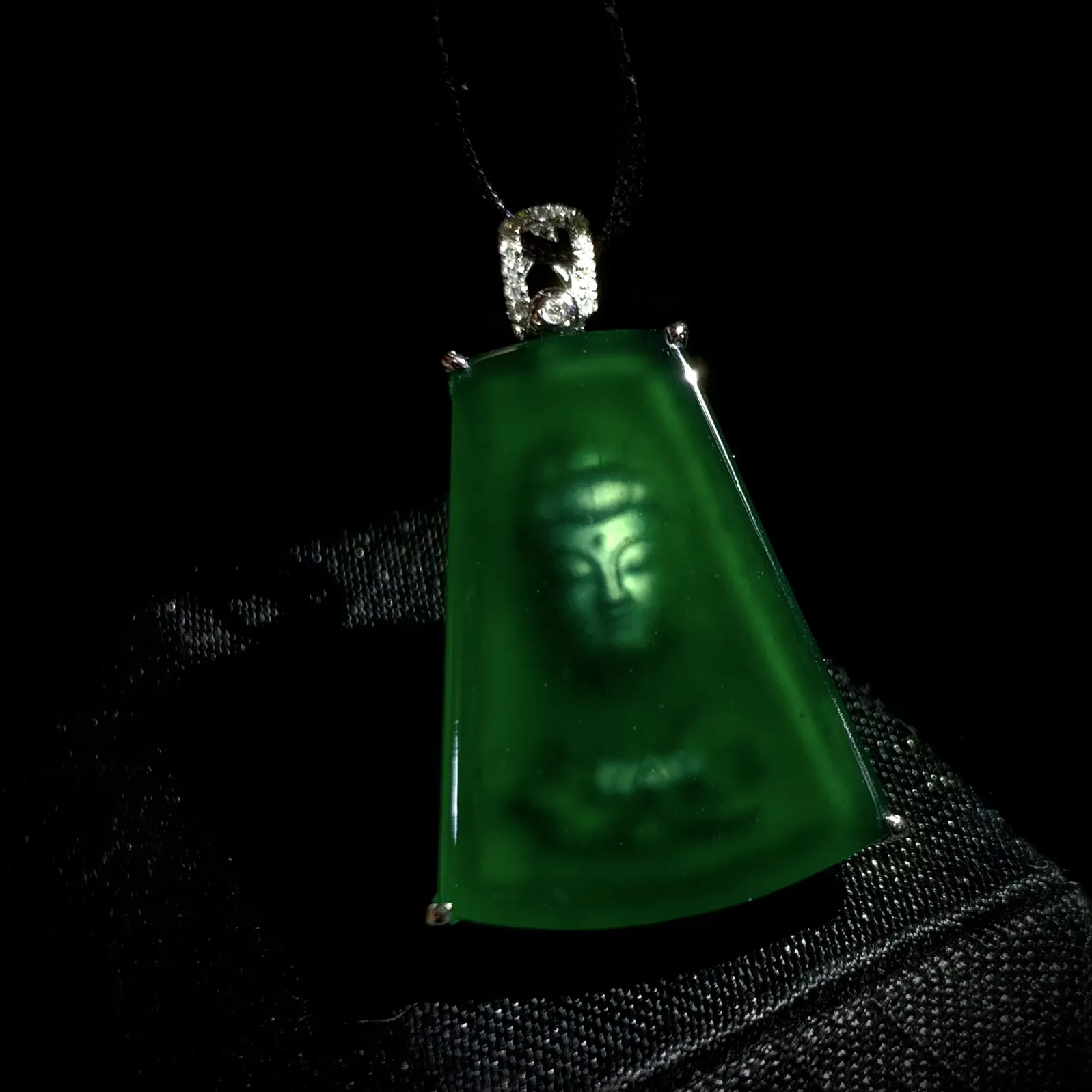 【花开见佛，佛影莲心】，
裸石25.2-18.6-3mm，整体32-20.5-5.8mm，
6.42g，18K金，南非钻，