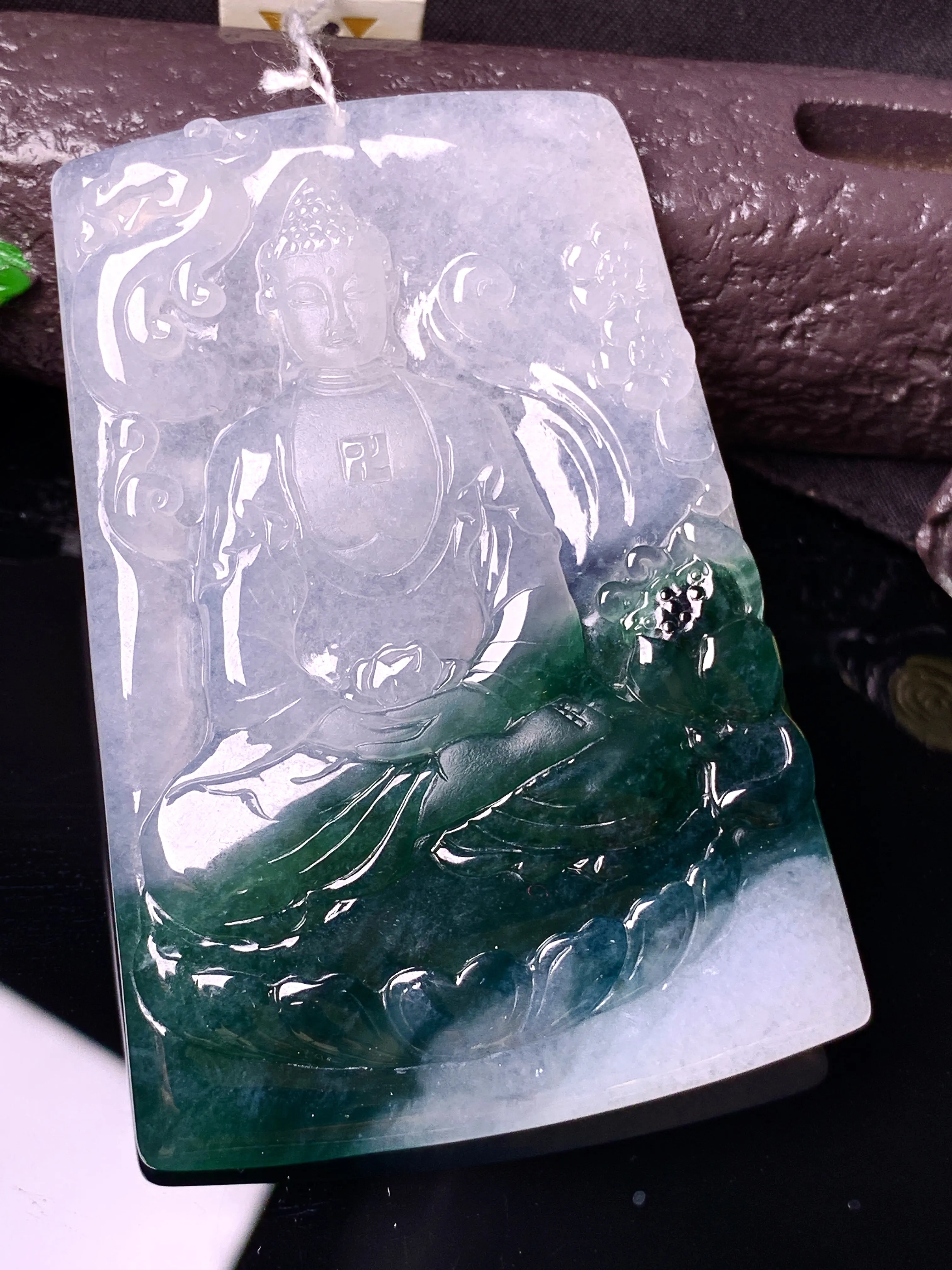 飘绿大日如来佛祖吊坠 玉质细腻 色泽艳丽清新 整体尺寸64.7*45.2*5.5