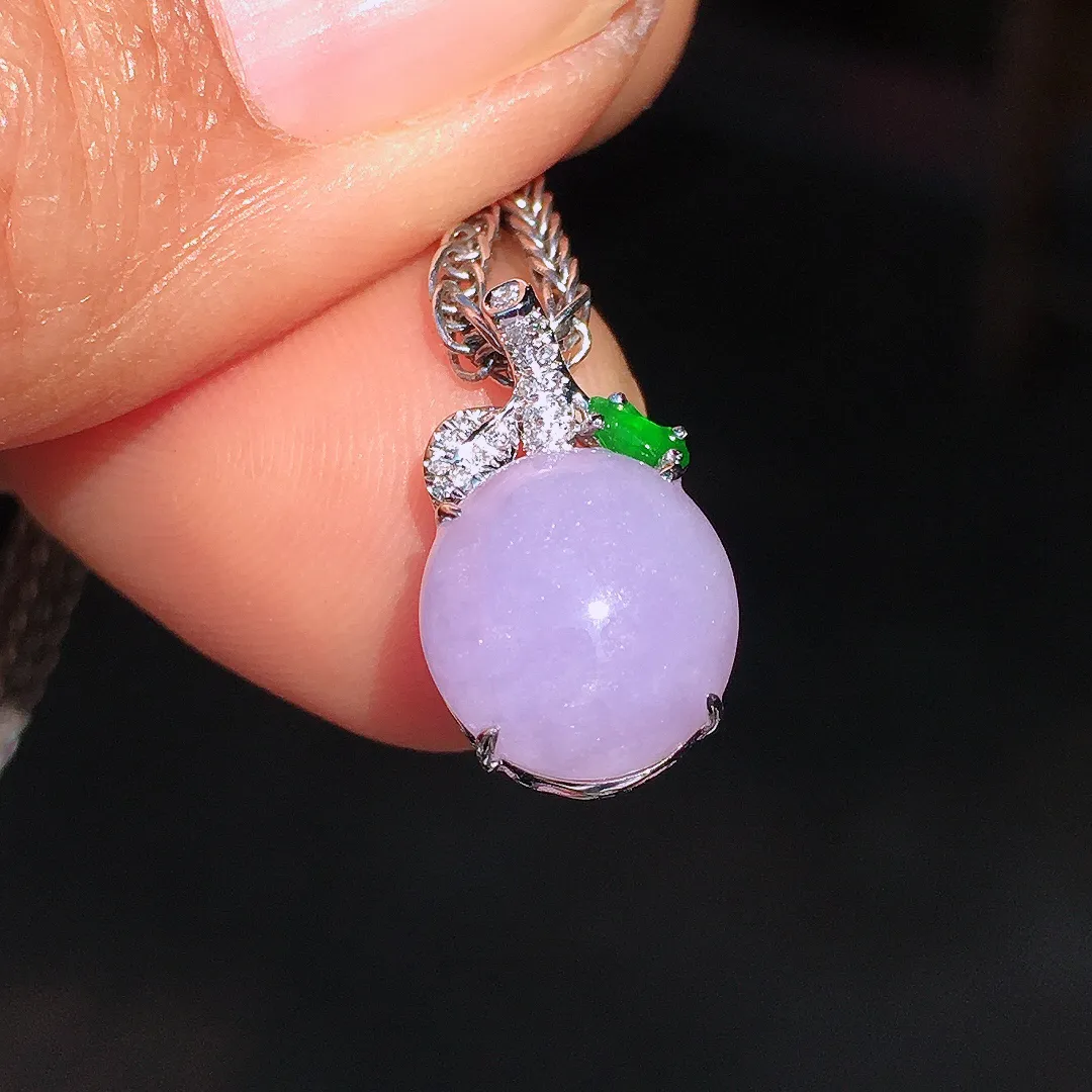 紫罗兰蛋面吊坠，色泽均匀艳丽，玉质细腻，荧光感超
强，饱满圆润，尽显优雅气质，18k
金豪华镶嵌