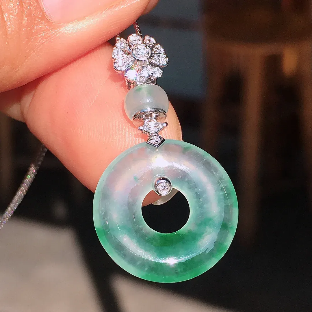 飘绿平安扣吊坠，色泽艳丽，玉质细腻，荧光感超
强，饱满圆润，尽显优雅气质，18k
金豪华镶嵌