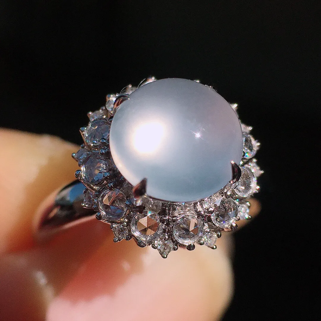 冰种蛋面戒指，玉质细腻，荧光感超
强，饱满圆润，尽显优雅气质，18k
金豪华镶嵌