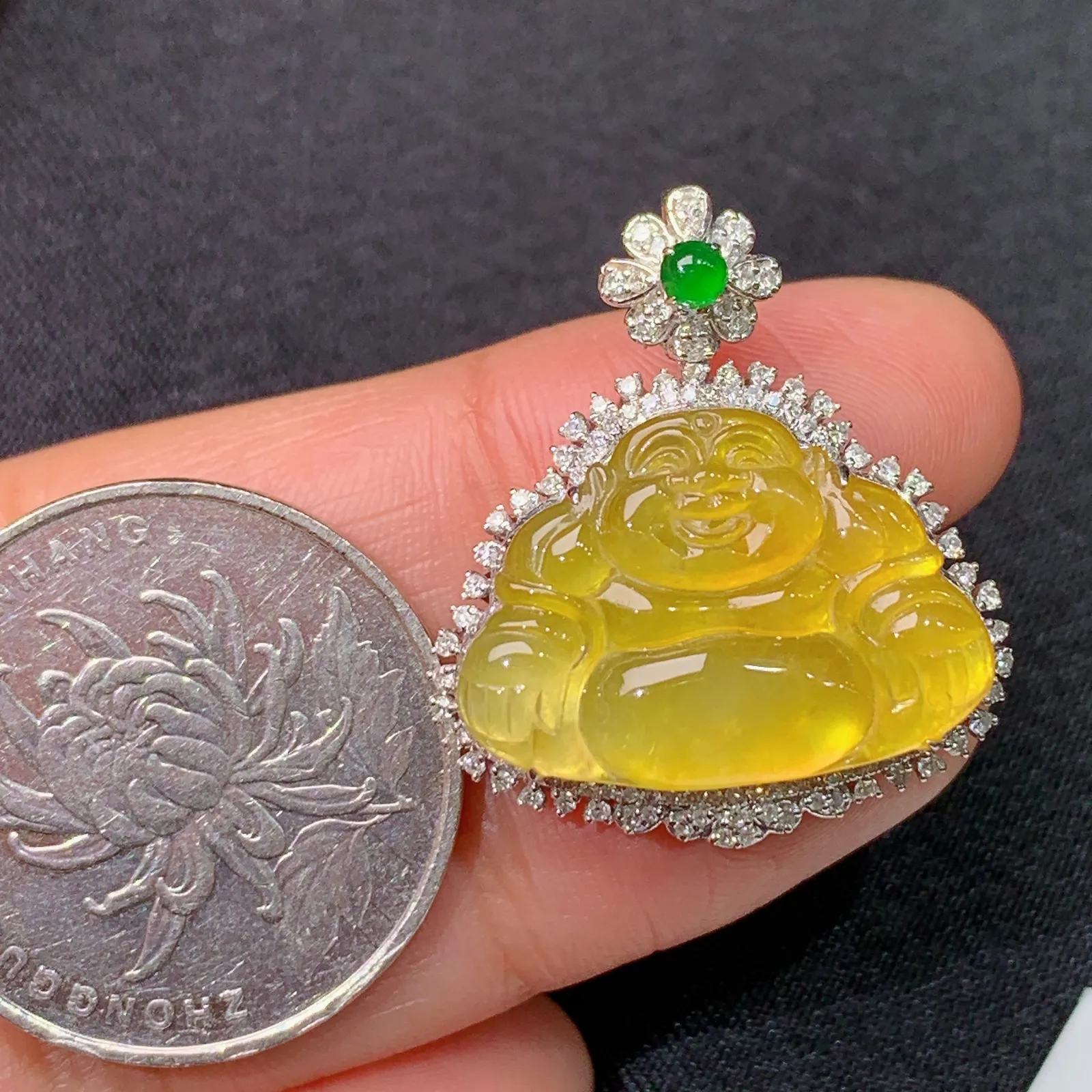 冰黄翡笑佛吊坠，18k金镶嵌，色泽鲜艳，水色超佳，Ym2 尺寸27*23.7*8.6