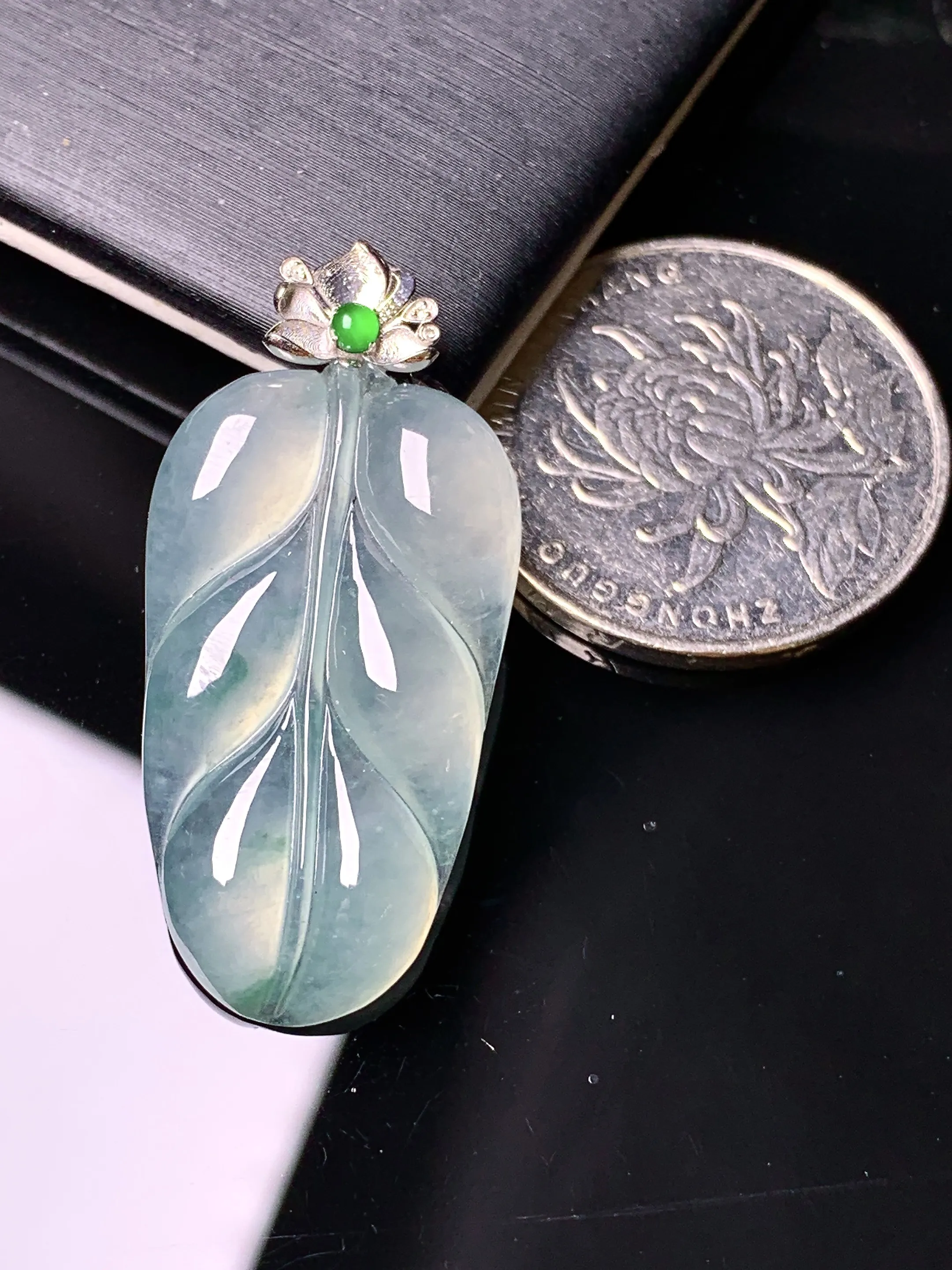 18k金镶嵌冰种树叶吊坠 玉质细腻 色泽艳丽清新 整体尺寸36.6*17.2*5