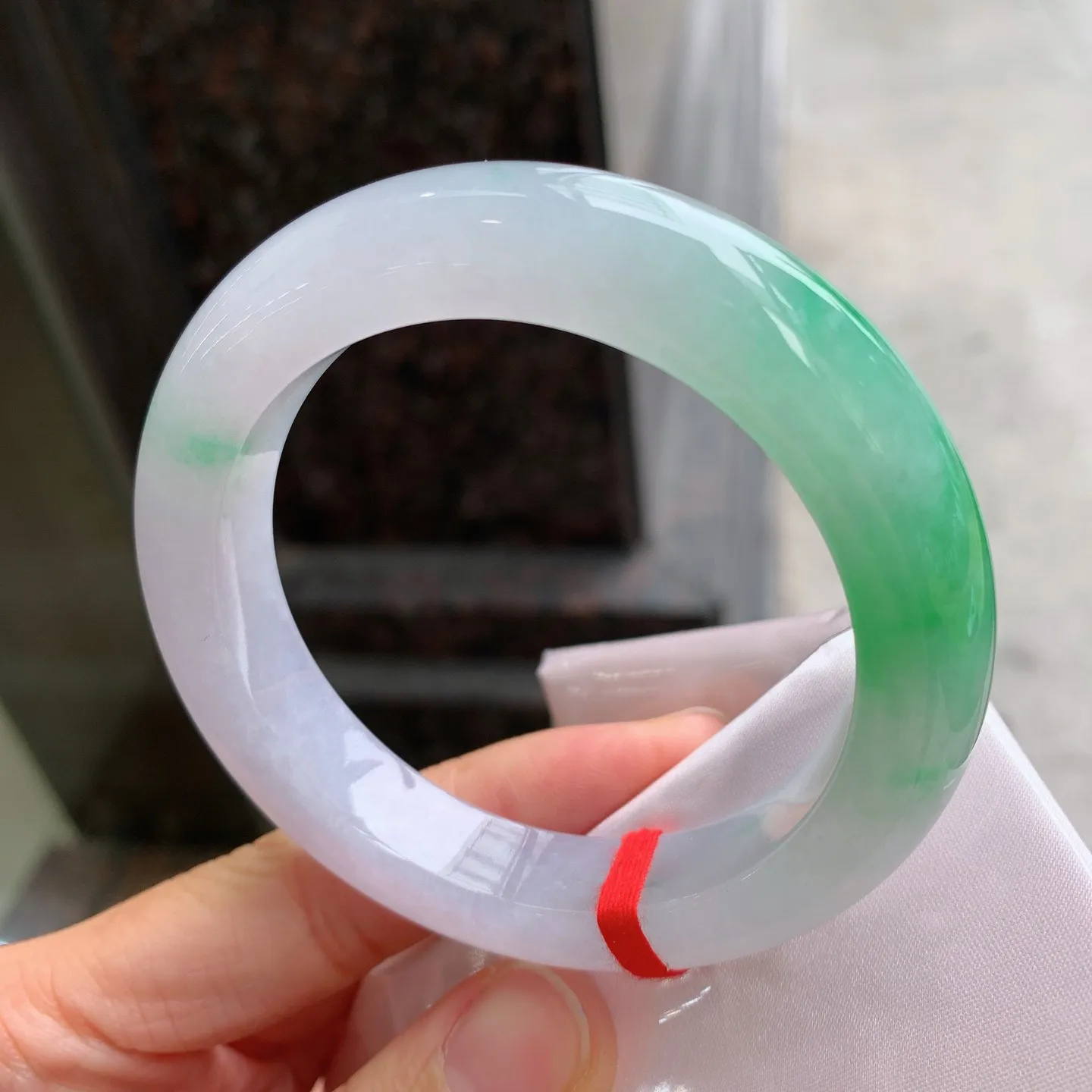 正圈飘绿 无瑕 尺寸：55.7/12.3/10.2 清爽色阳