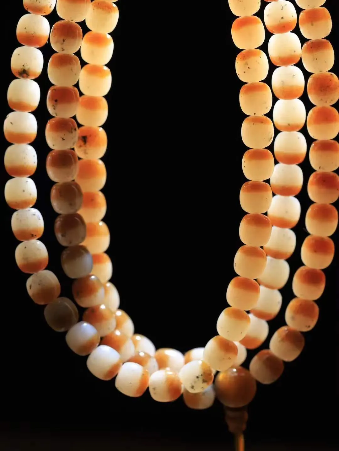 【链.108】

精品和田玉糖白点墨老型珠108挂链 玉质温润细腻 油性十足 佩戴舒适。珠珠落玉盘，间关莺语花底滑，一生美好时光，无论身在何处，都有它相伴相守。事事顺遂，幸福美满，吉祥如意。重103.7克 尺寸取一8-8mm FDA-7816893