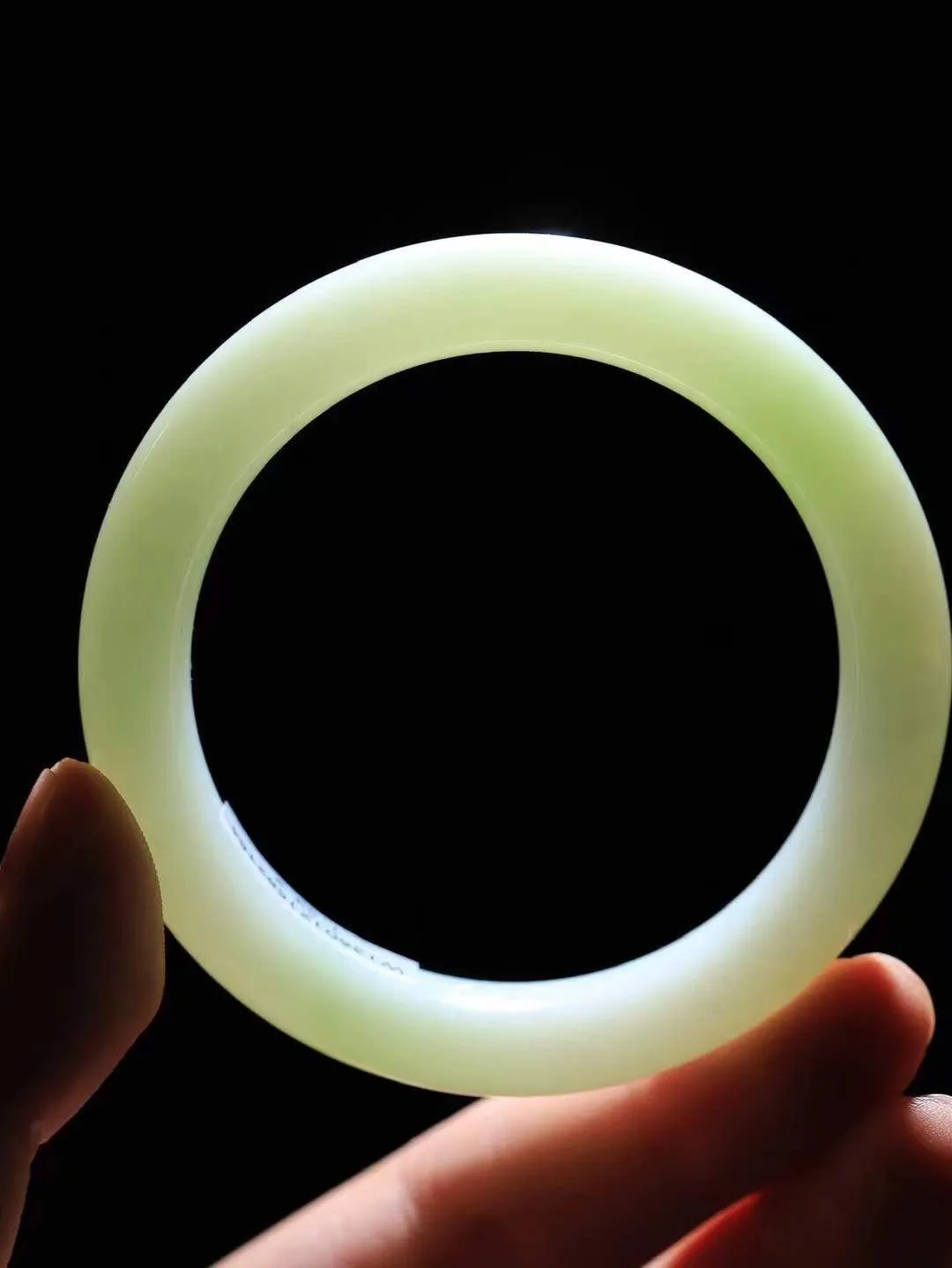 【一见钟情·手镯】

精品和田玉翠青手镯。镯型饱满，温润细腻，脂润沁香。️执一卷书，沏一盏茶，着一袭裙，戴一只镯。淡淡浅笺，素心若兰，静赏玉中诗画。悠悠岁月，芊手轻摘，盛满诗样芳华。重54克   内径圈口54mm 尺寸12.5-9.2mm  FDA-1516833