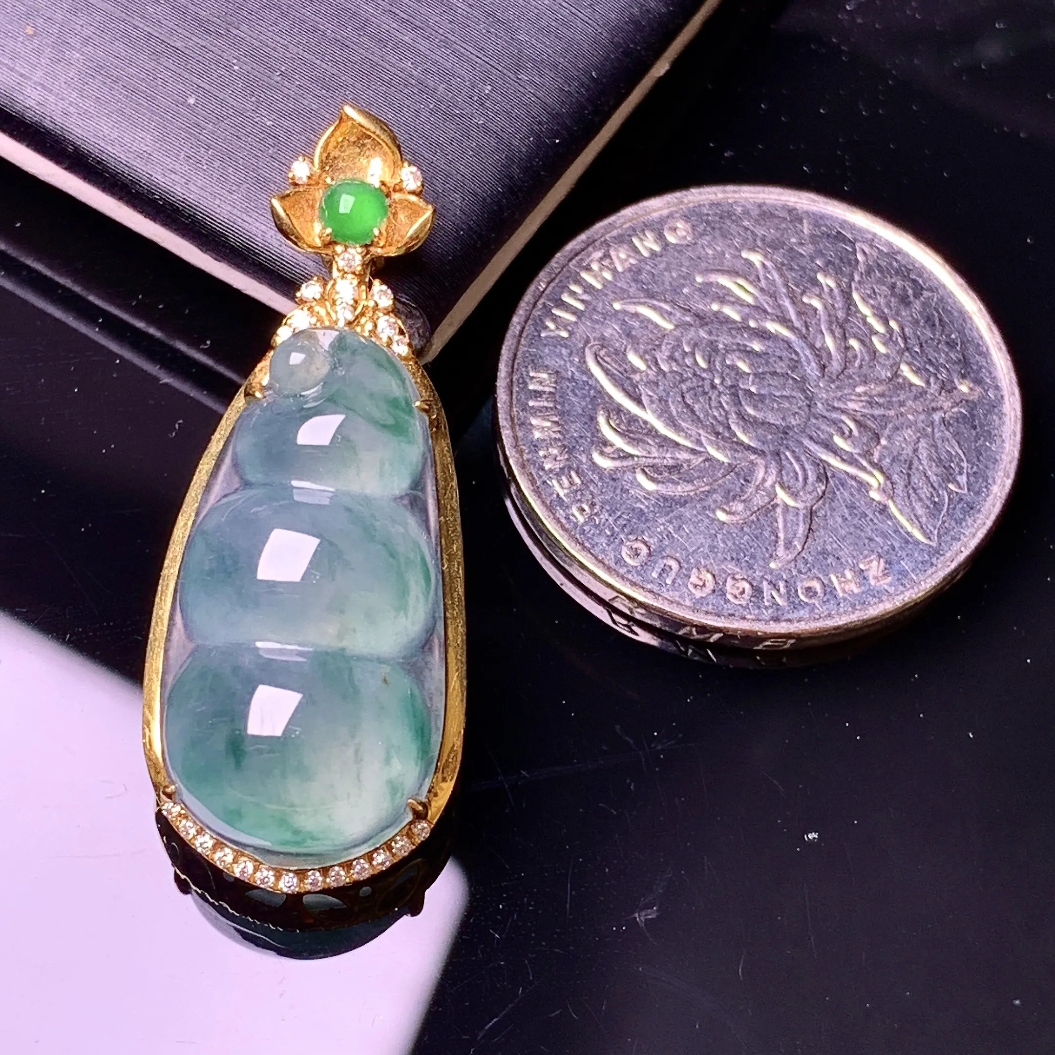 18k金镶嵌冰种四季豆吊坠 玉质细腻 色泽艳丽清新 整体尺寸34.2*13.8*8.8