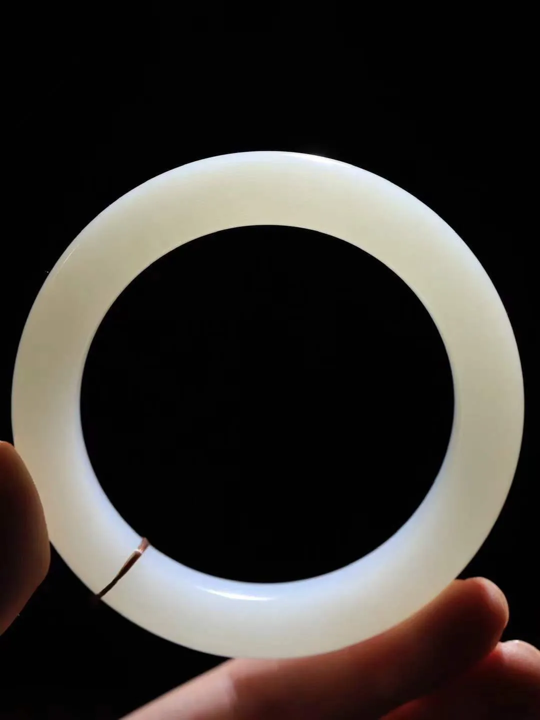 [温润如玉.手镯]

精品️和田玉白玉手镯。玉质温润细腻 油性十足 手感舒适，高华雅逸，线条流畅，简约大气，美自天成，素雅高贵。佩戴于腕间，婉约之美，举手投足间透出那份低调奢华。重73.5克 内径58mm尺寸13-10.7mm 7812814A