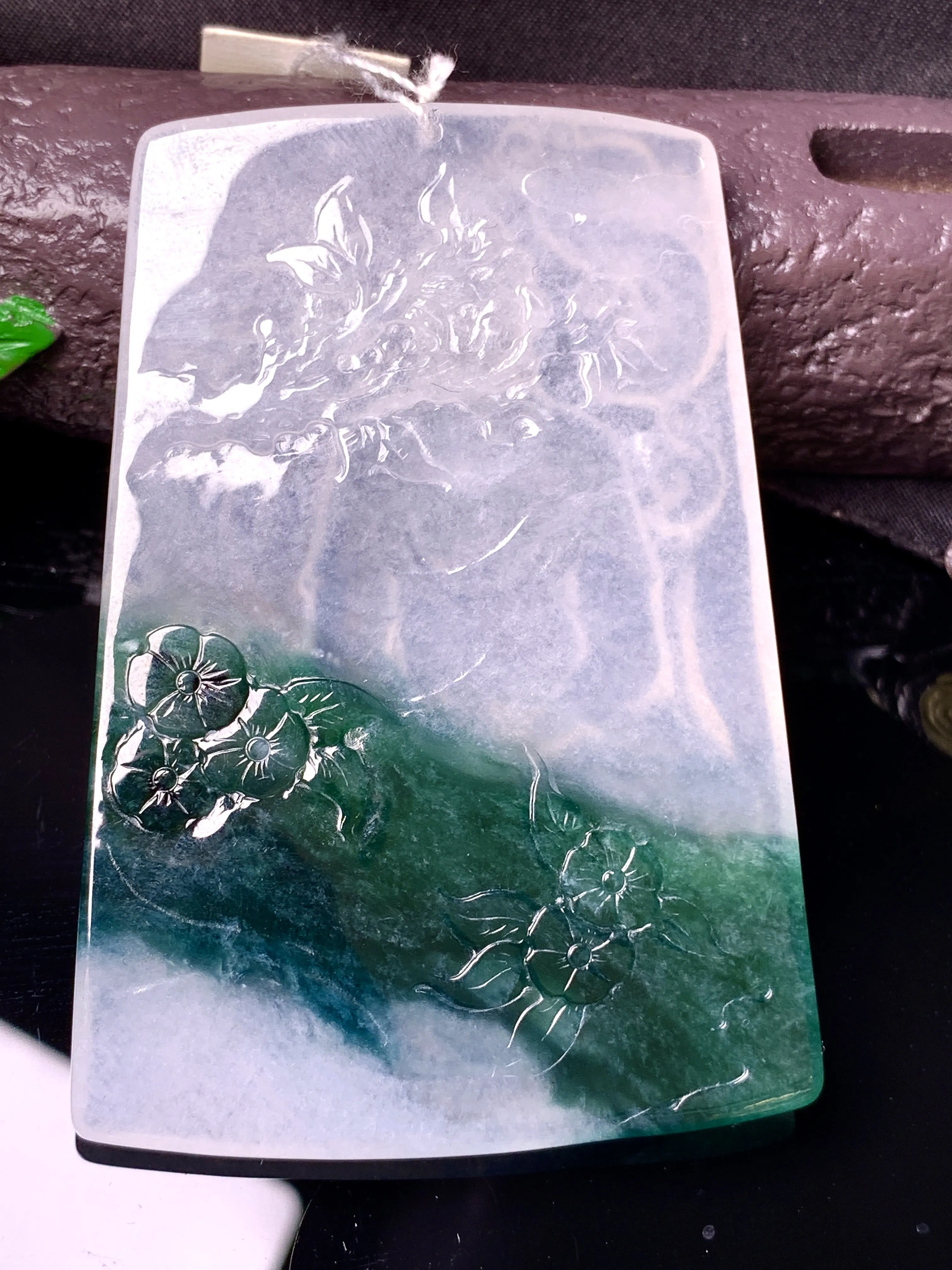 飘绿大日如来佛祖吊坠 玉质细腻 色泽艳丽清新 整体尺寸64.7*45.2*5.5