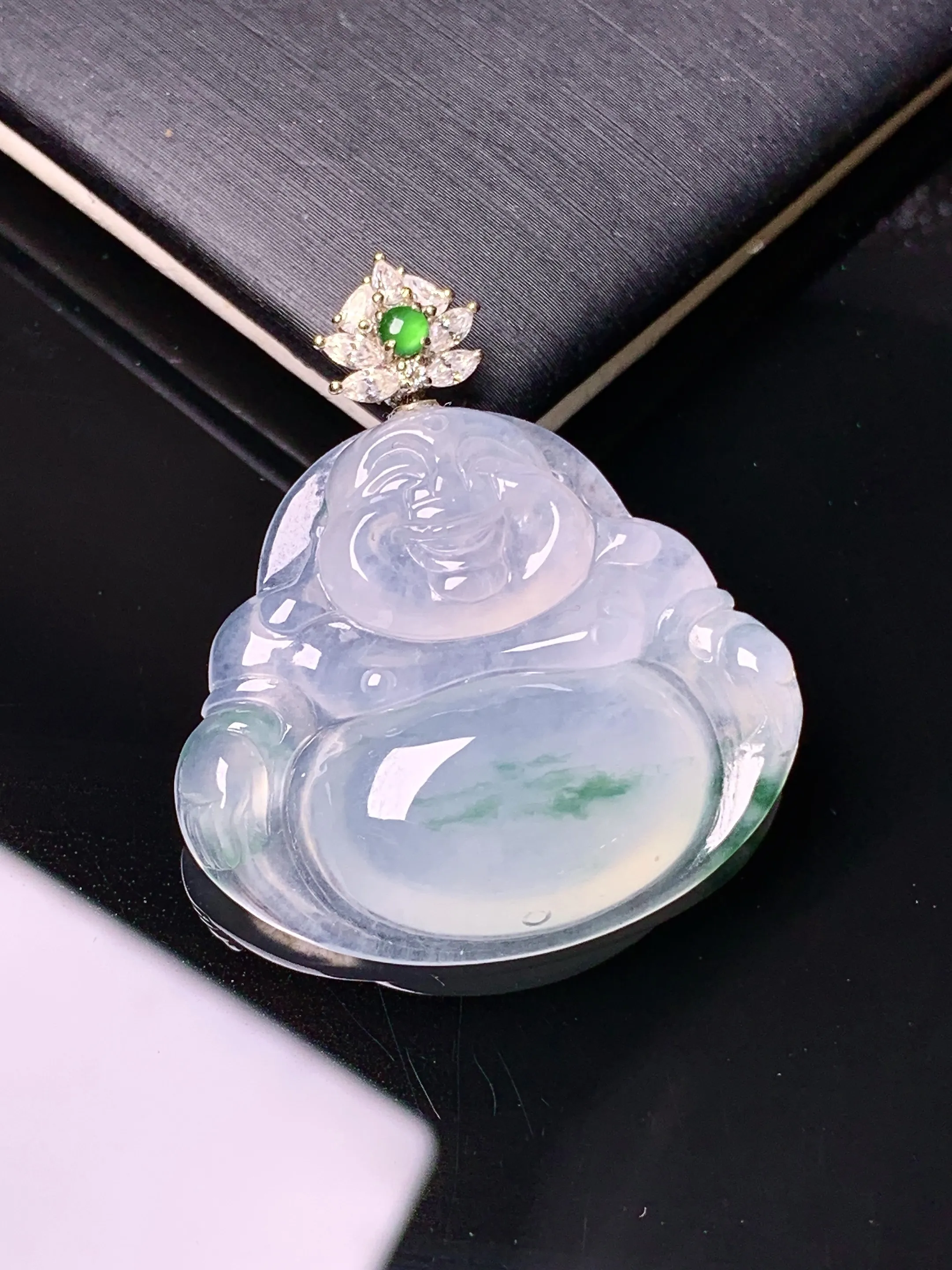 18k金钻镶嵌冰种飘绿佛公吊坠 玉质细腻 色泽艳丽清新 整体尺寸33.2*29.5*6