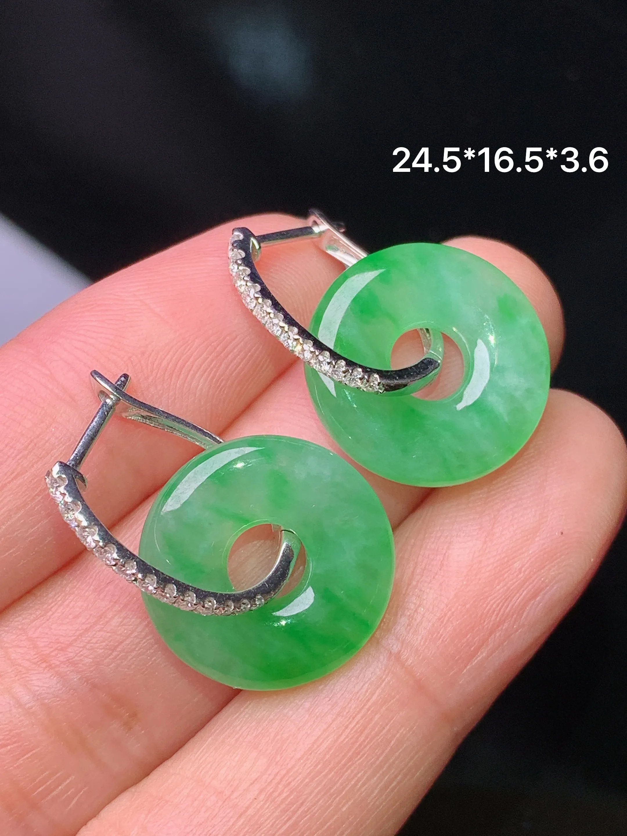 18k金钻镶嵌吊坠 玉质细腻 色泽艳丽清新 整体尺寸24.5*16.5*3.6