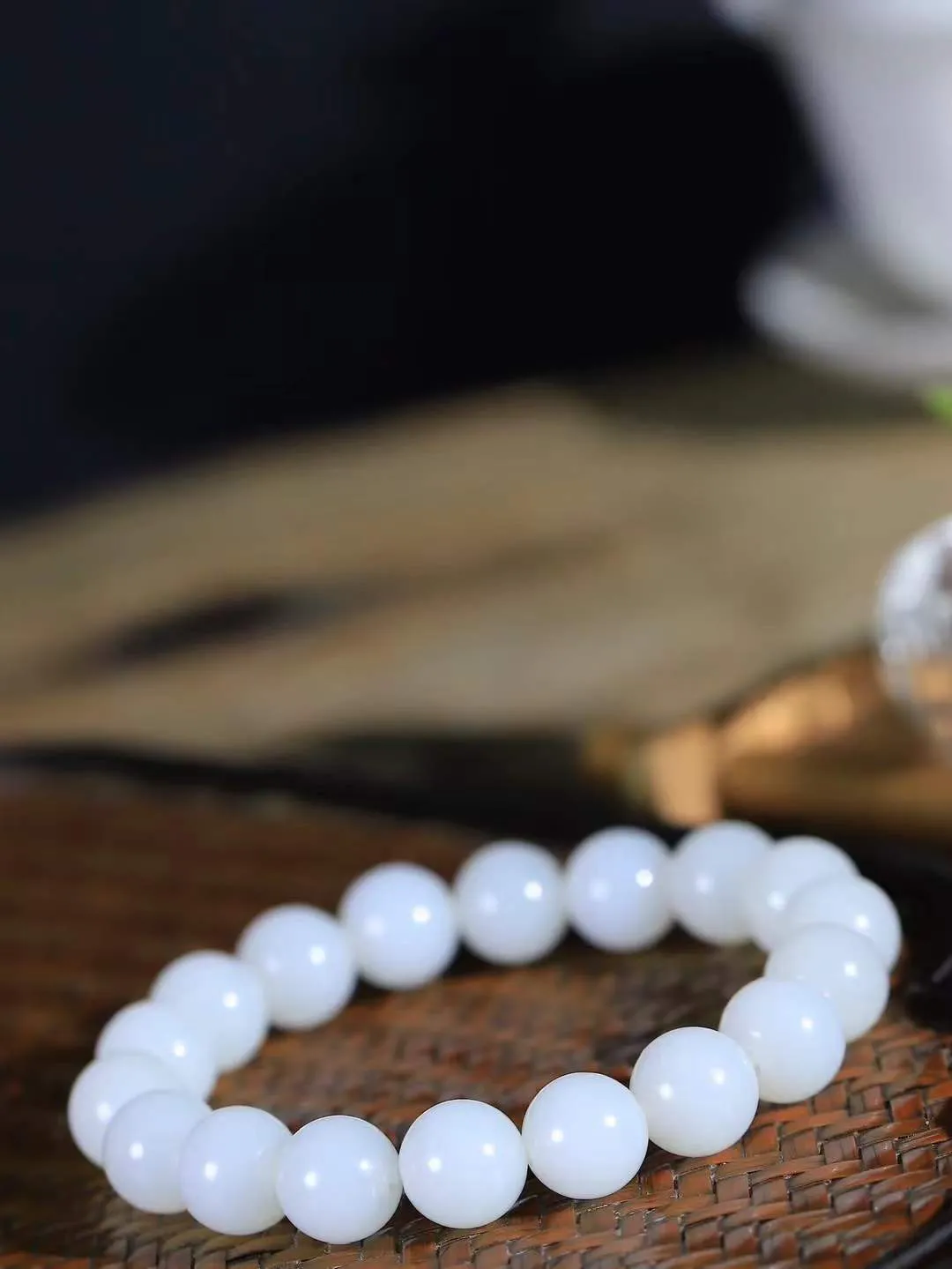 【珠圆玉润.手串】

精品和田玉白玉珠圆玉润手串 玉质温润细腻  整串打磨圆润，佩戴舒适。珠珠落玉