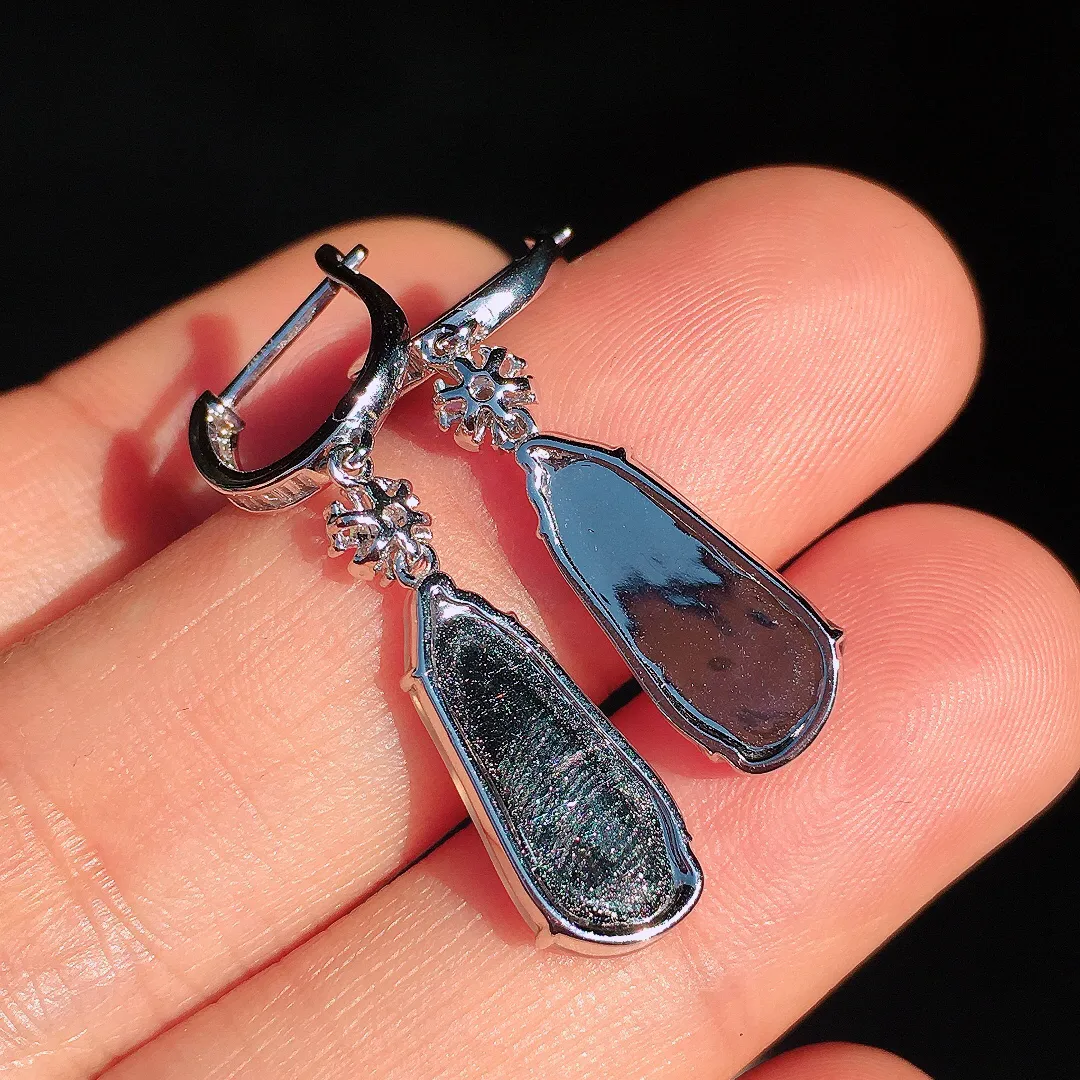 冰种福豆耳坠，玉质细腻，荧光感超
强，饱满圆润，尽显优雅气质，18k
金豪华镶嵌