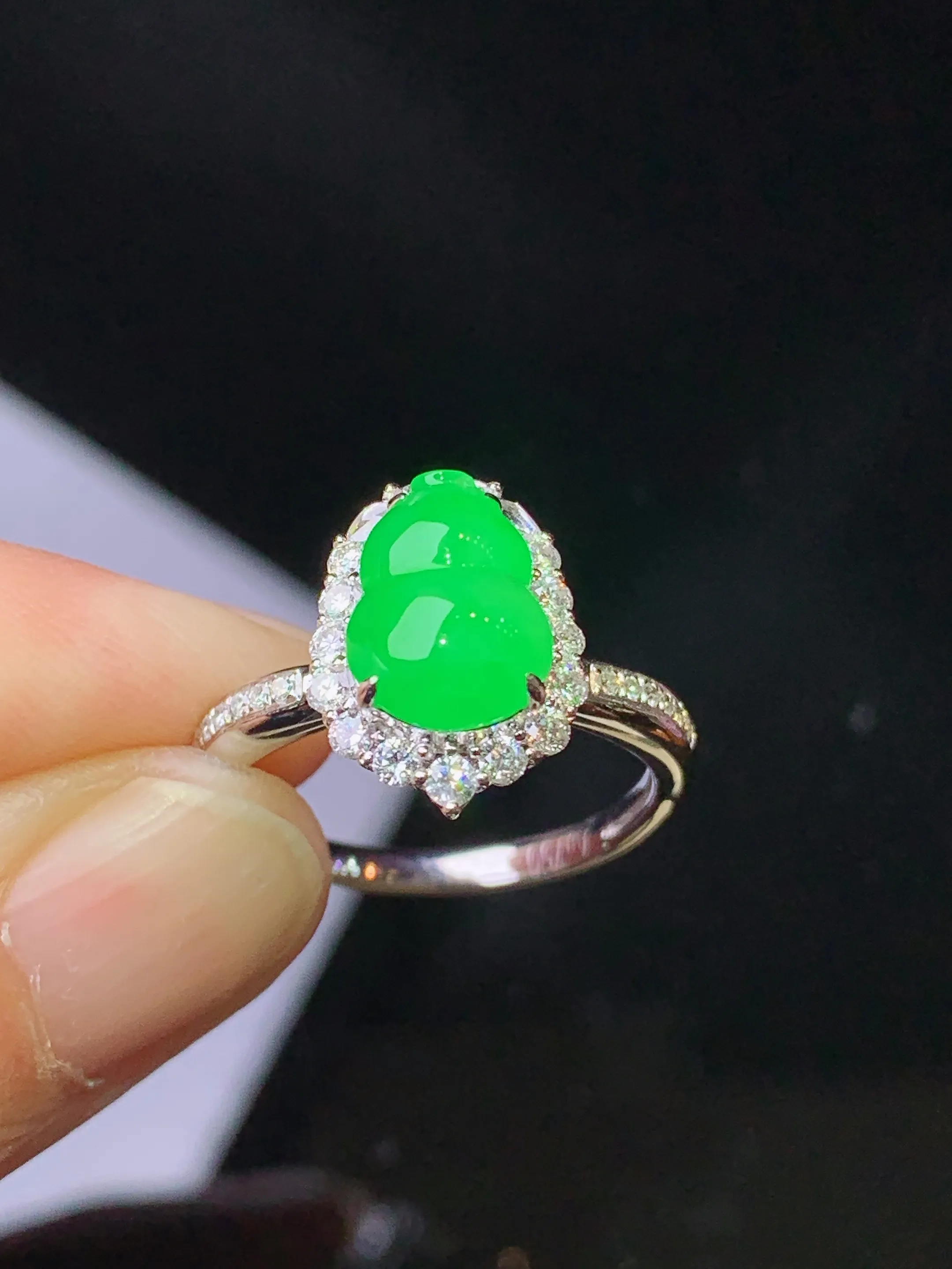 18k金钻镶嵌翠绿葫芦戒指 玉质细腻 色泽艳丽清新 圈口13 整体尺寸13.8*10.2*9.2