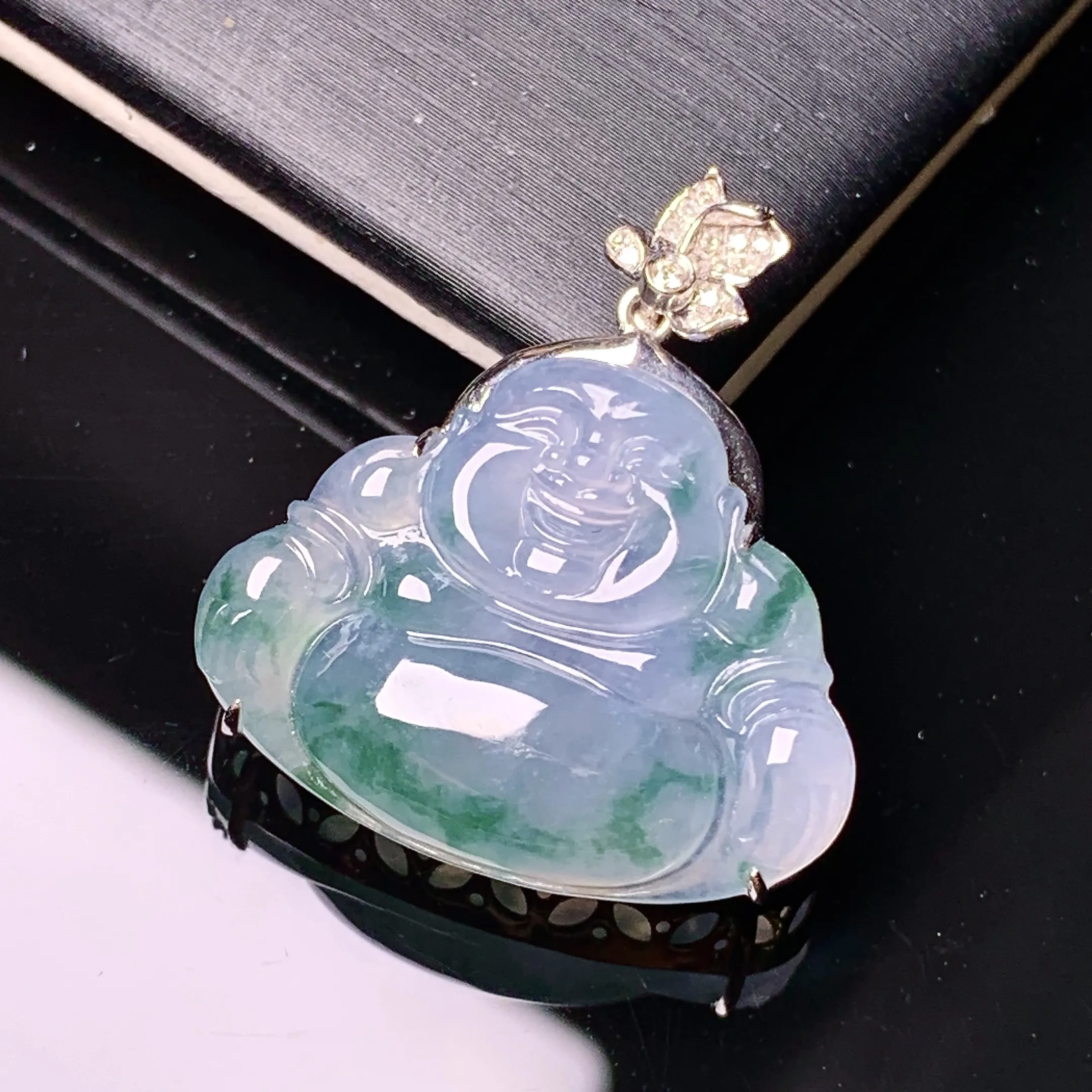 18k金钻镶嵌飘绿佛公吊坠 玉质细腻 色泽艳丽清新 整体尺寸25.6*24*7.2