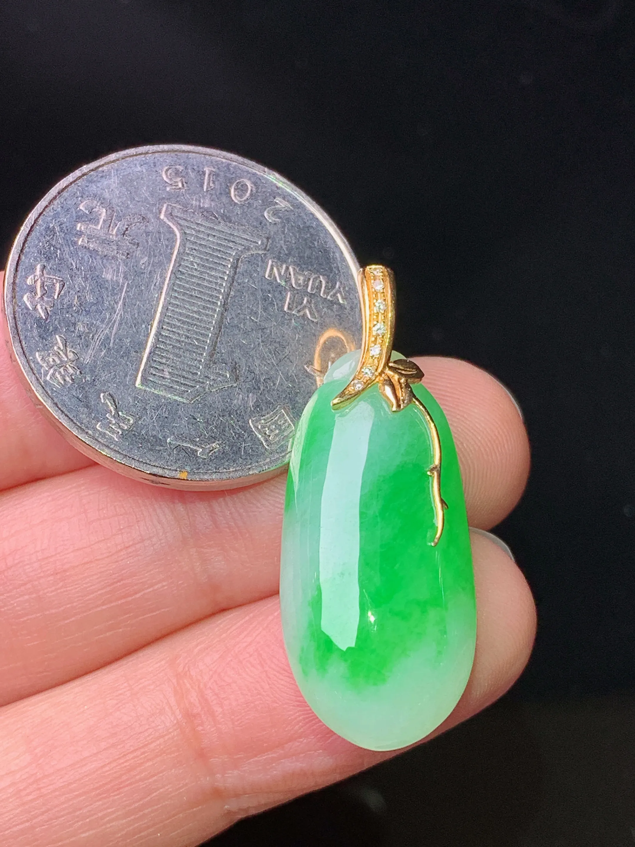 18k金钻镶嵌翠绿福瓜吊坠 玉质细腻 色泽艳丽清新 整体尺寸31.3*12.3*7